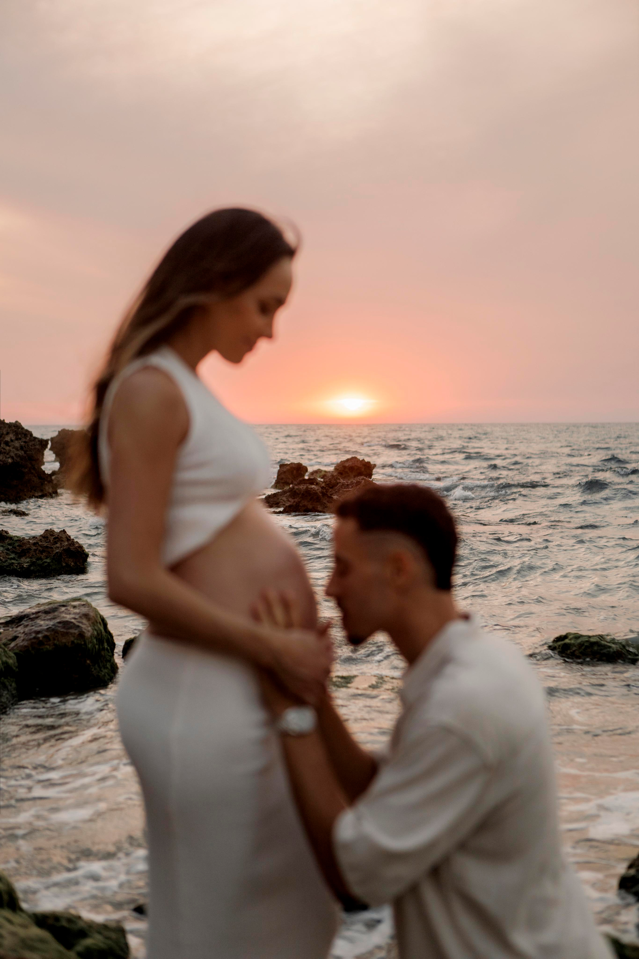 Pregnancy photoshoot near the sea. Главная