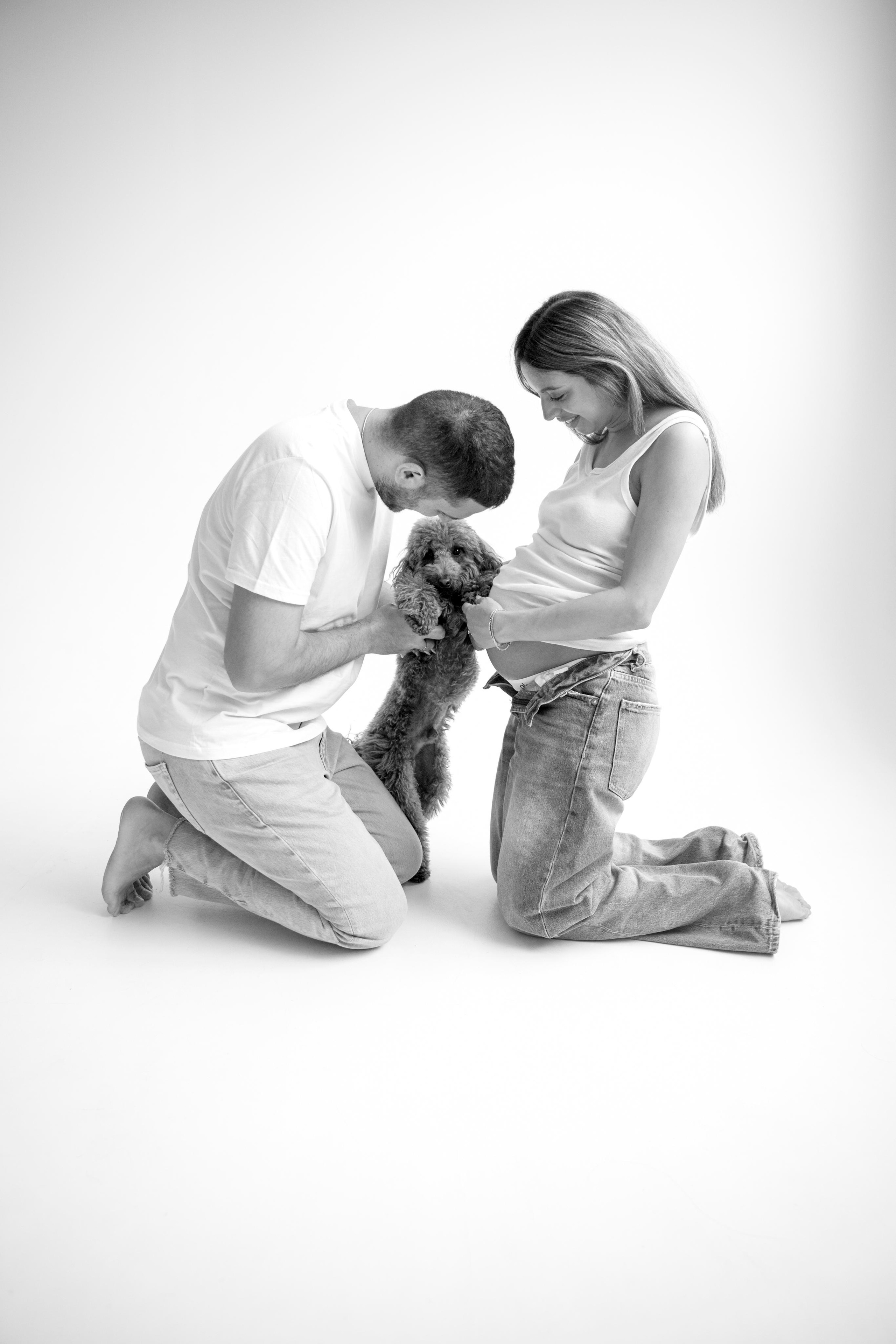 Pregnancy photoshoot inside the White studio. Главная