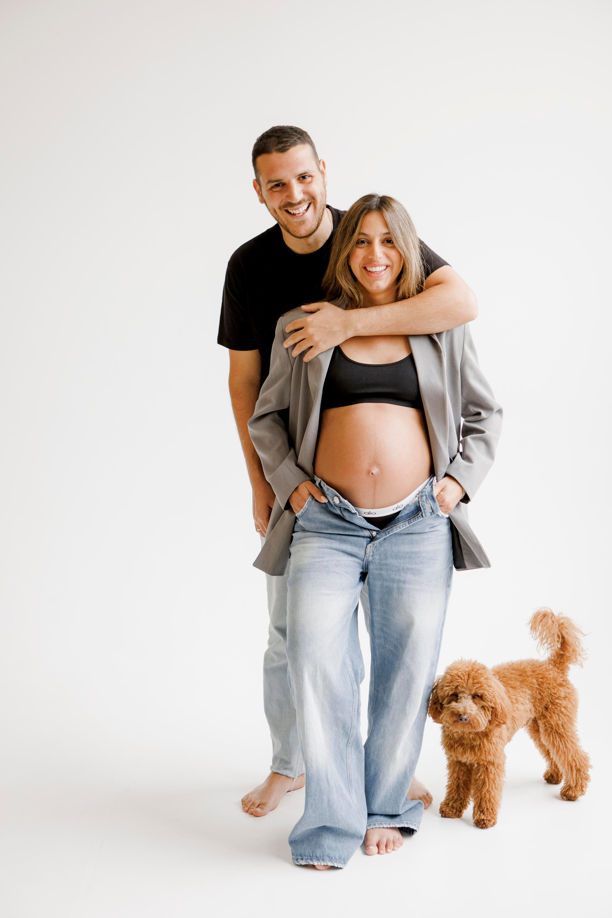 Pregnancy photoshoot inside the White studio. Главная