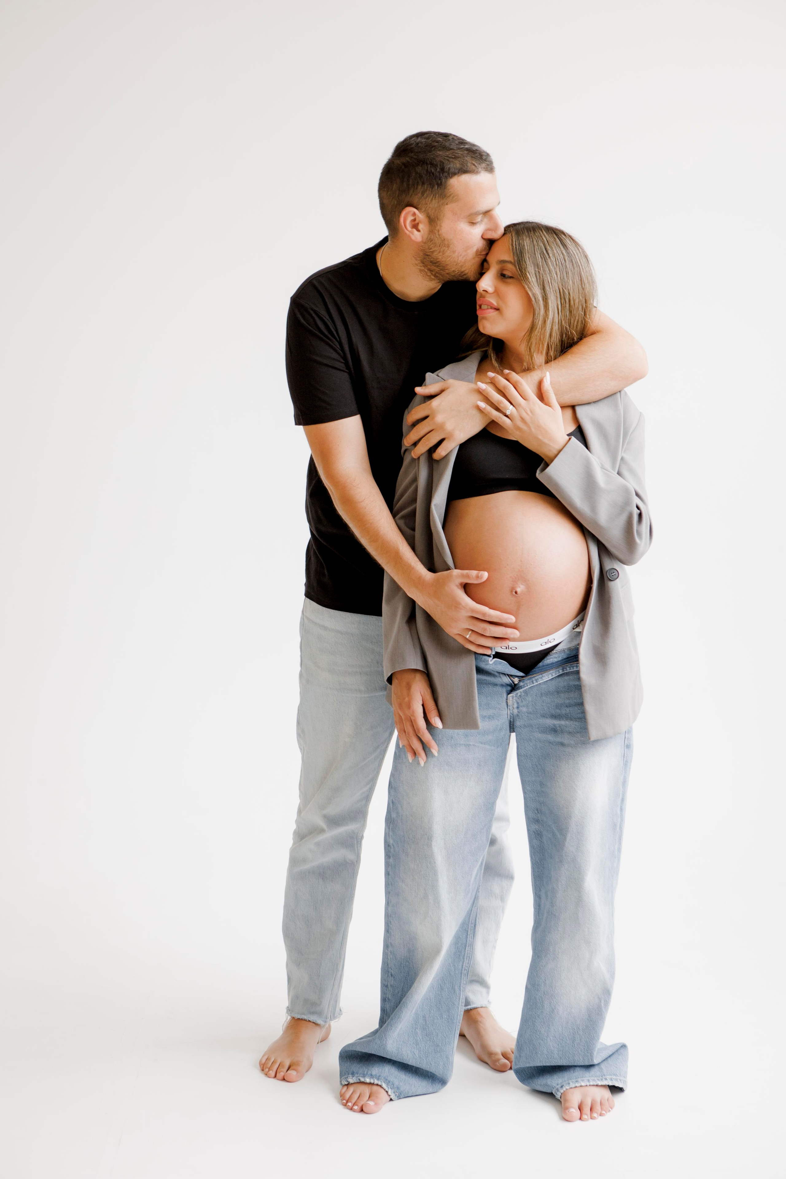 Pregnancy photoshoot inside the White studio. Главная