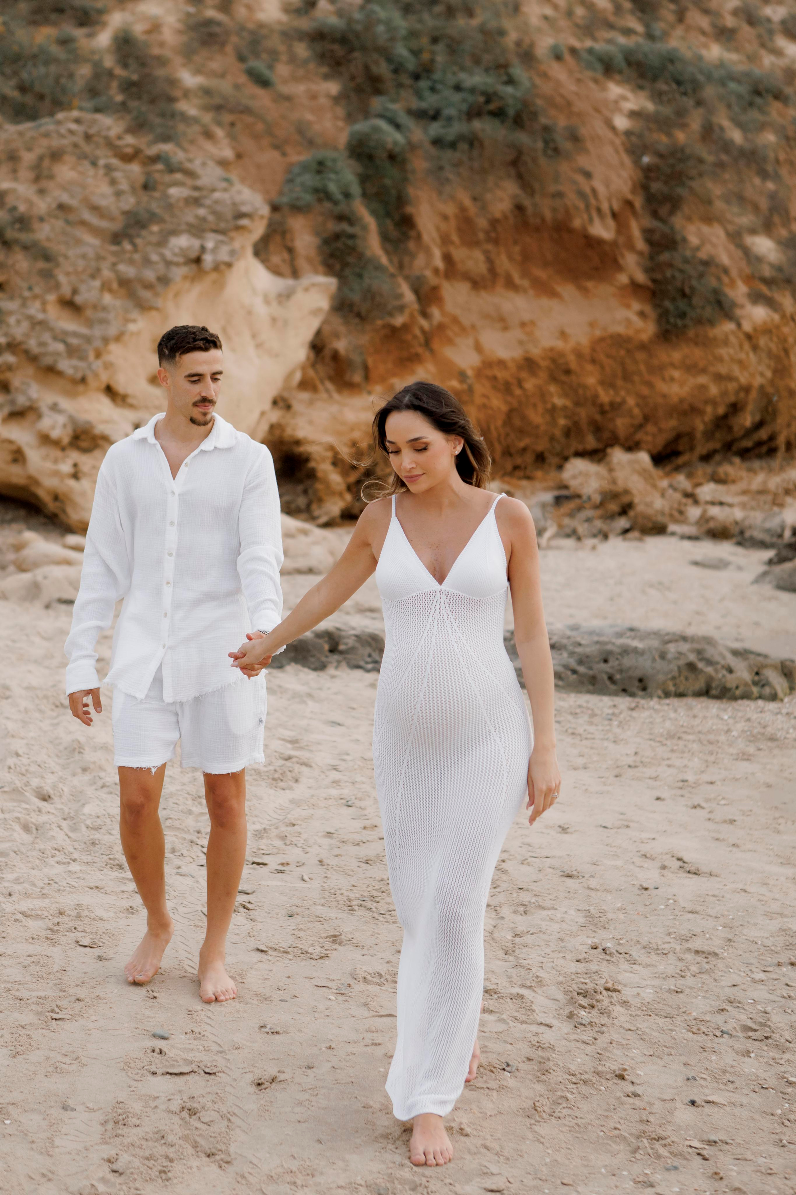 Pregnancy photoshoot near the sea. Главная