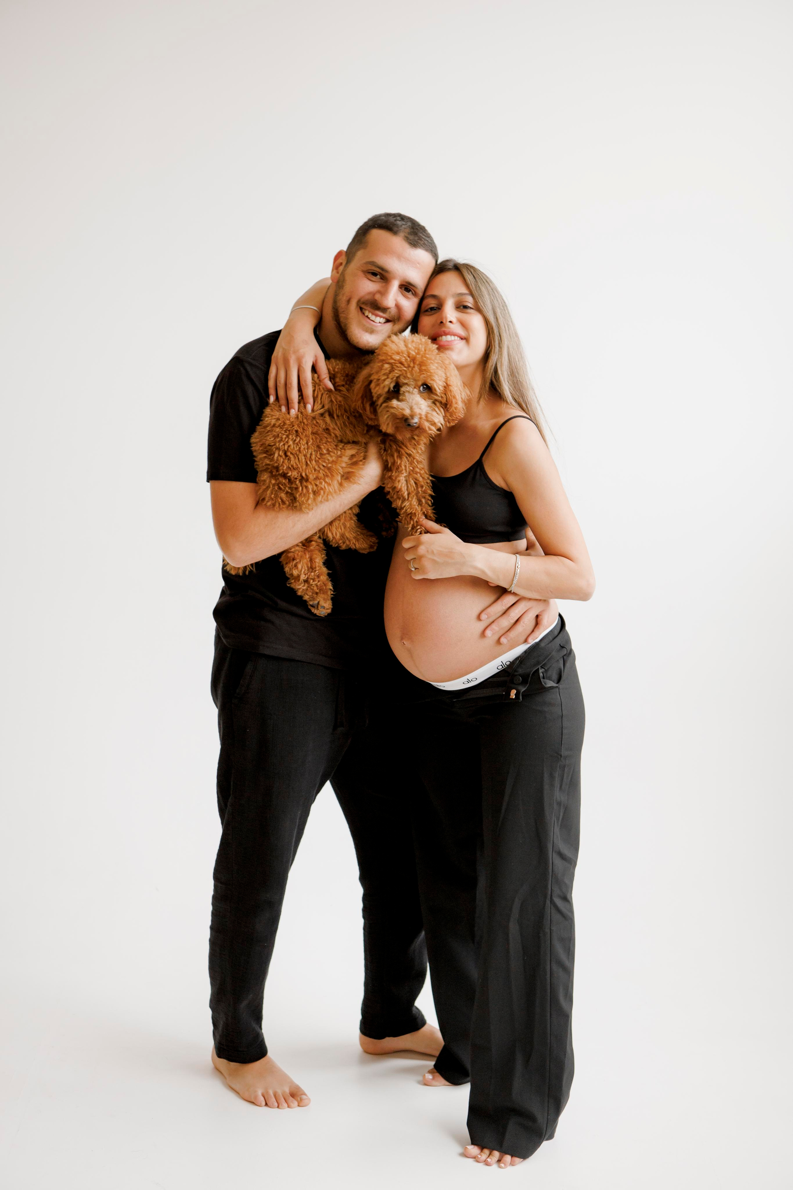 Pregnancy photoshoot inside the White studio. Главная