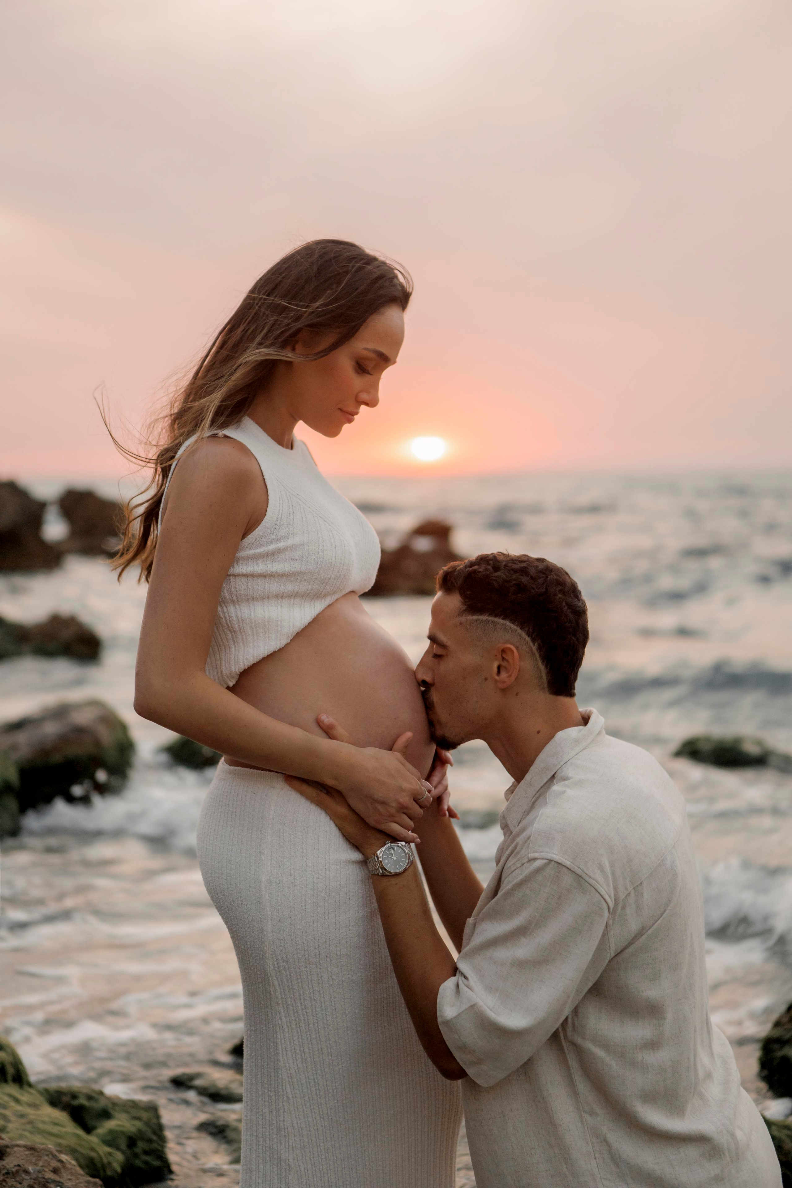 Pregnancy photoshoot near the sea. Главная