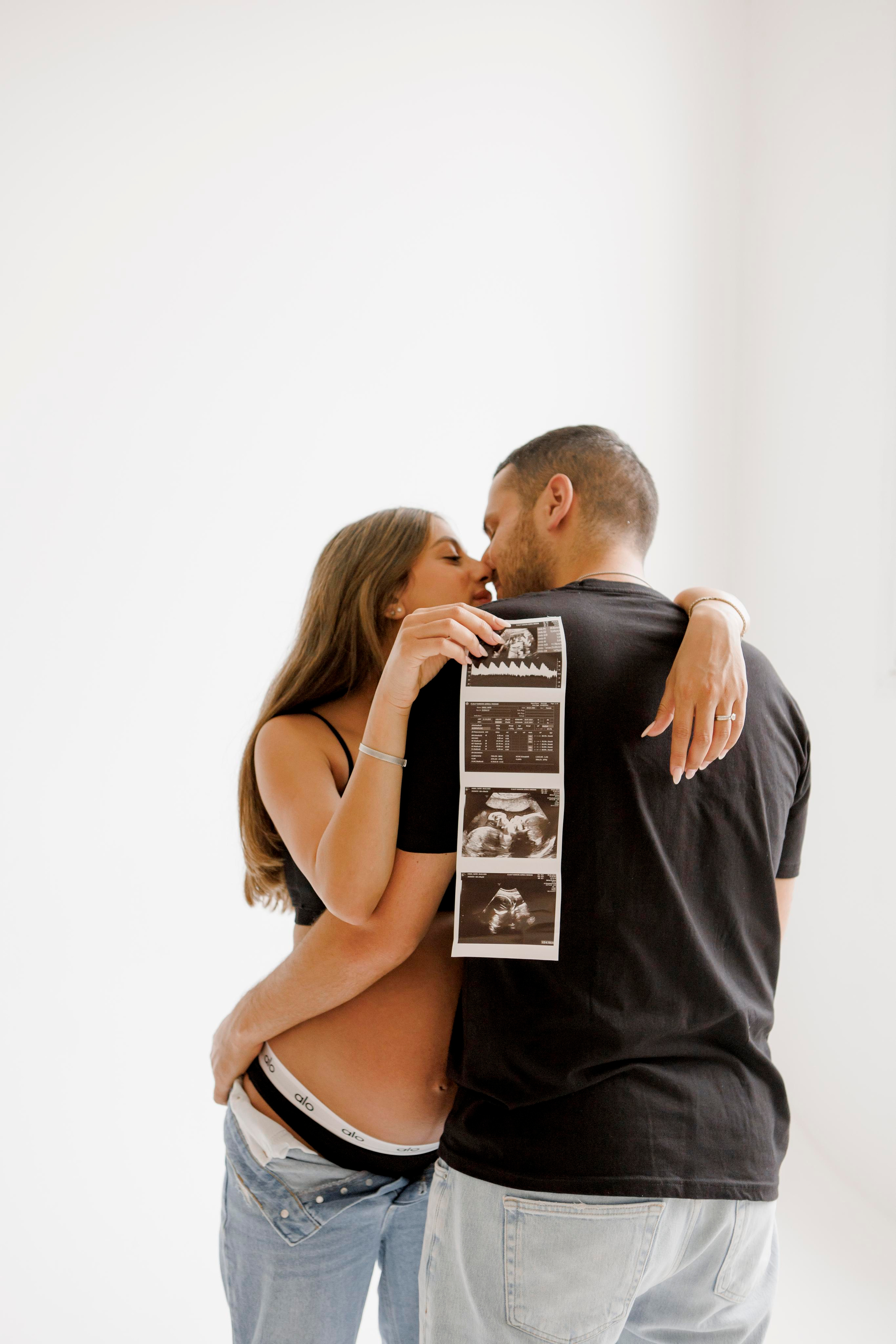 Pregnancy photoshoot inside the White studio. Главная