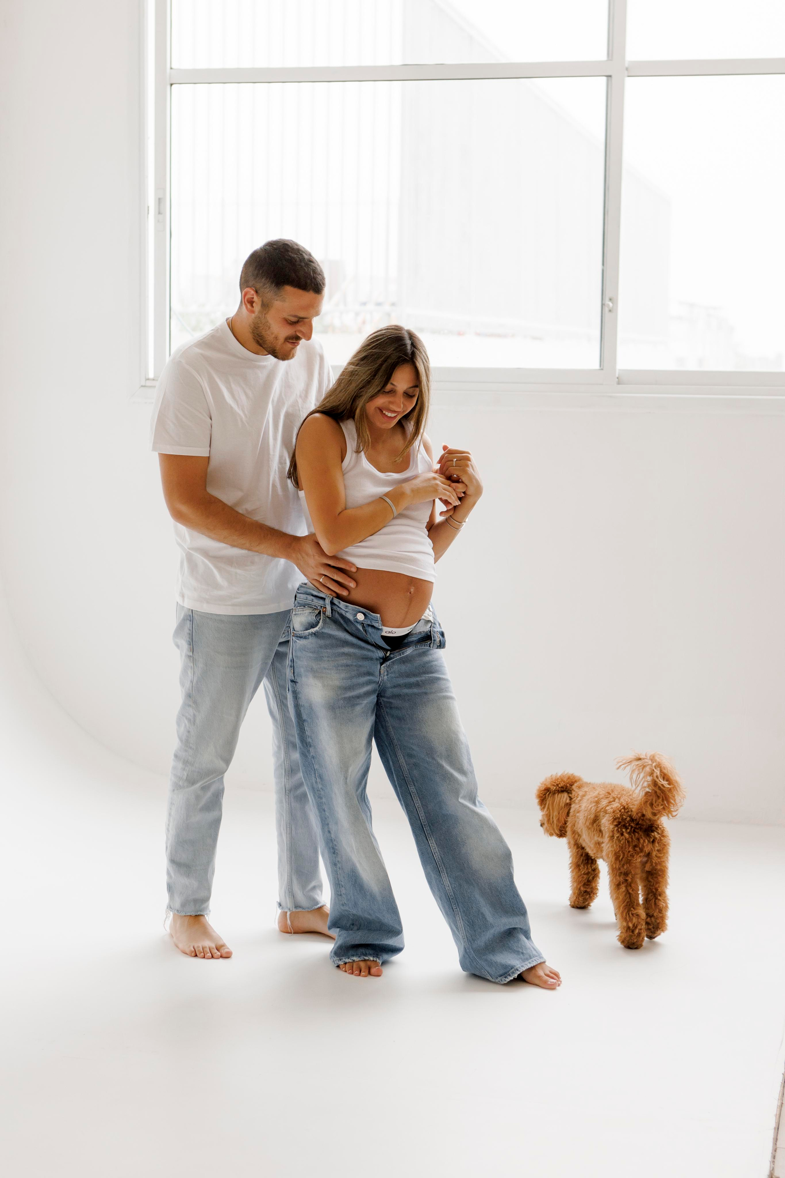 Pregnancy photoshoot inside the White studio. Главная