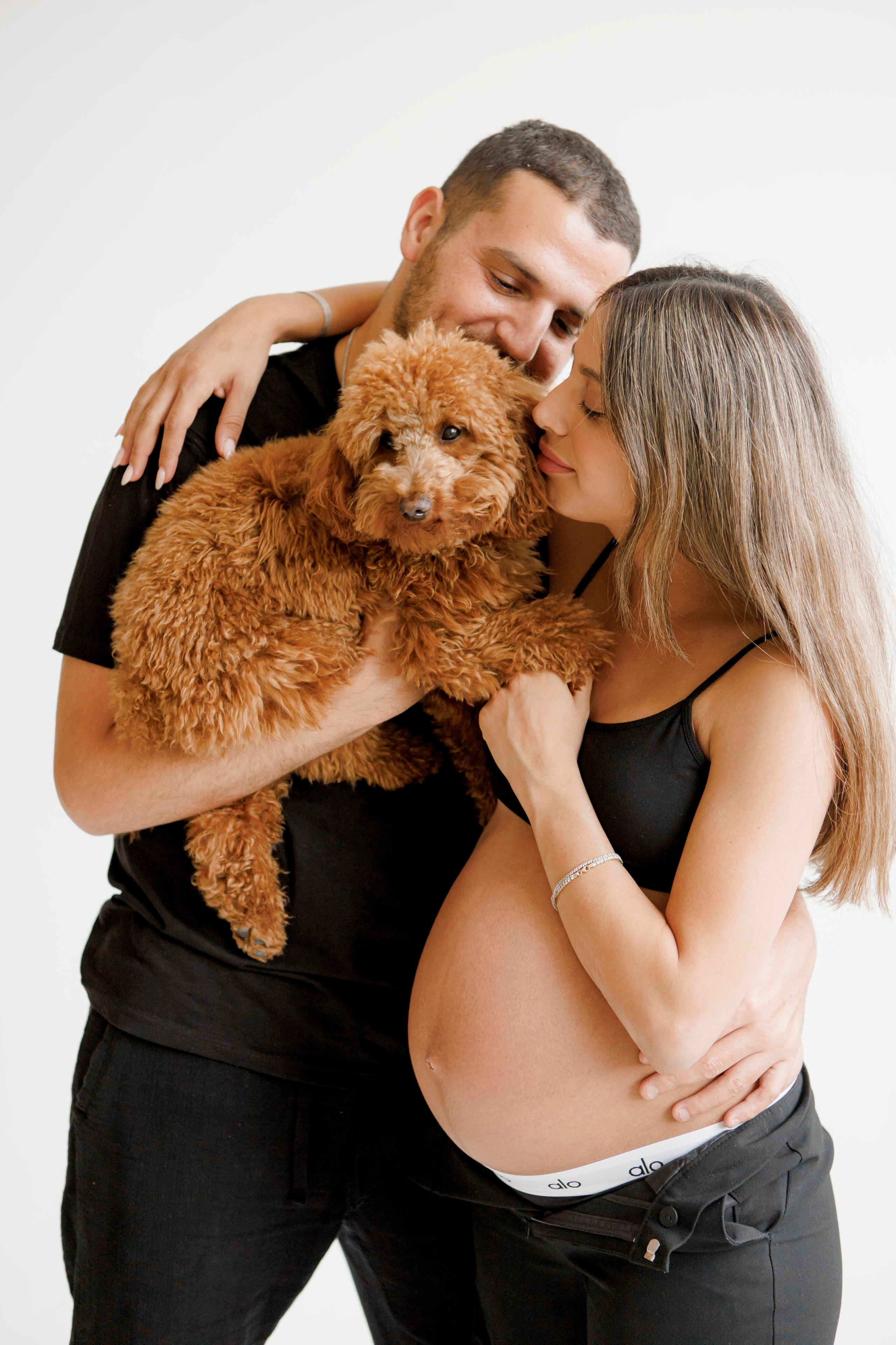 Pregnancy photoshoot inside the White studio. Главная