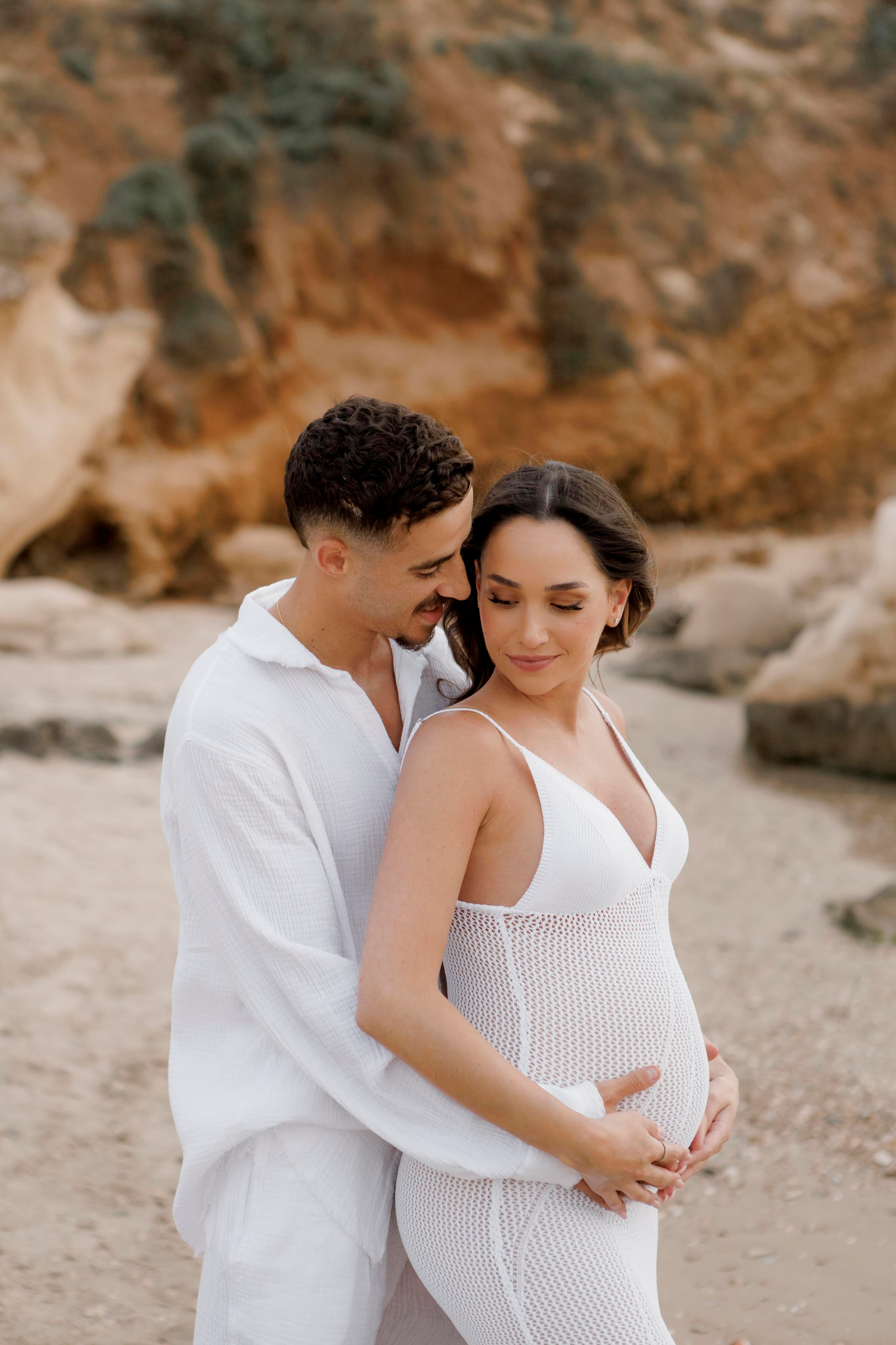 Pregnancy photoshoot near the sea. Главная