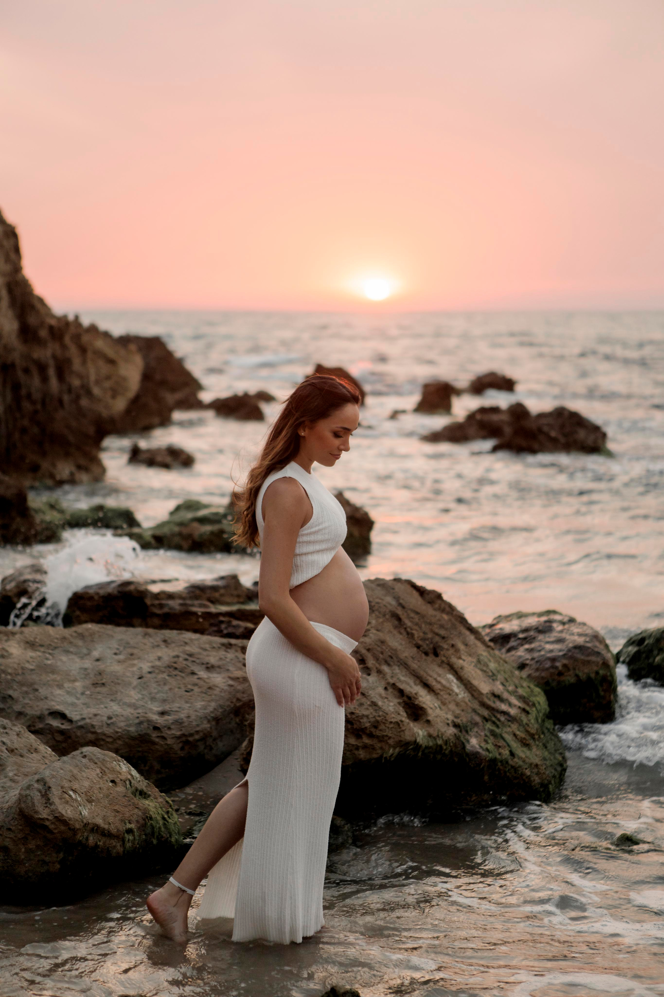 Pregnancy photoshoot near the sea. Главная