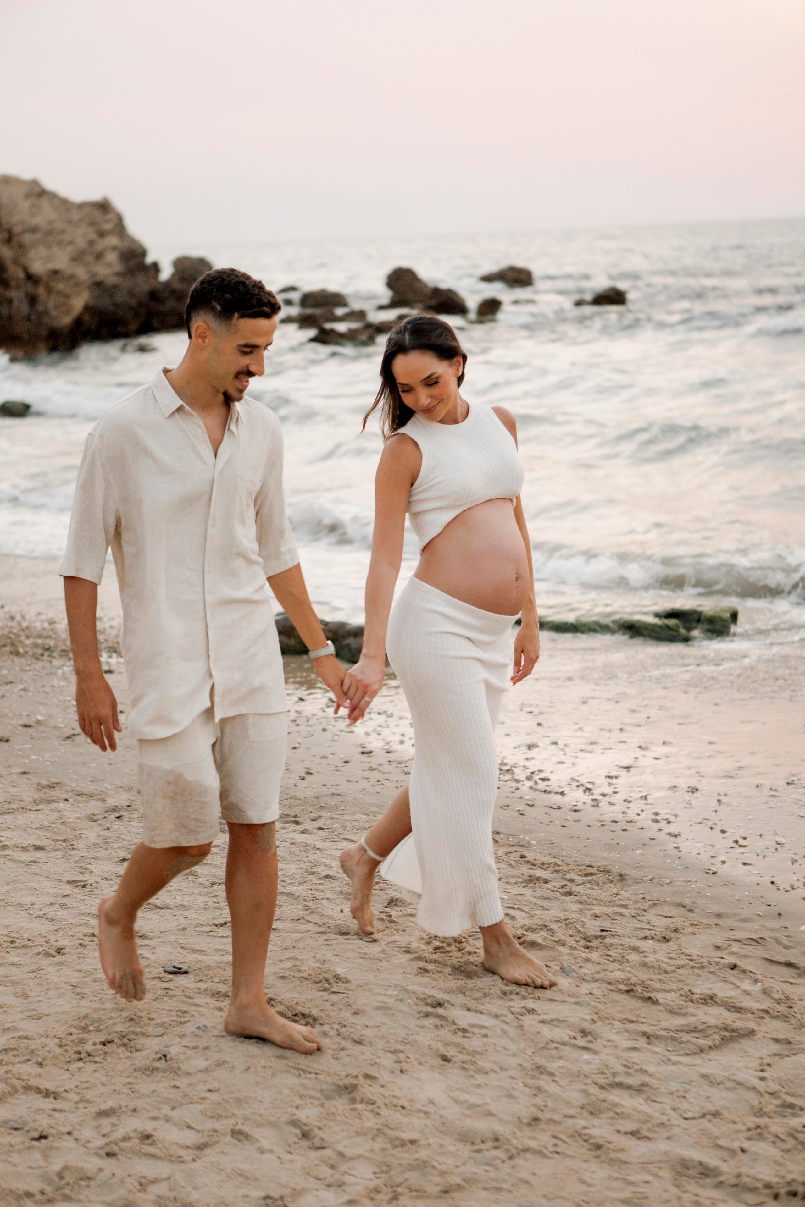 Pregnancy photoshoot near the sea. Главная