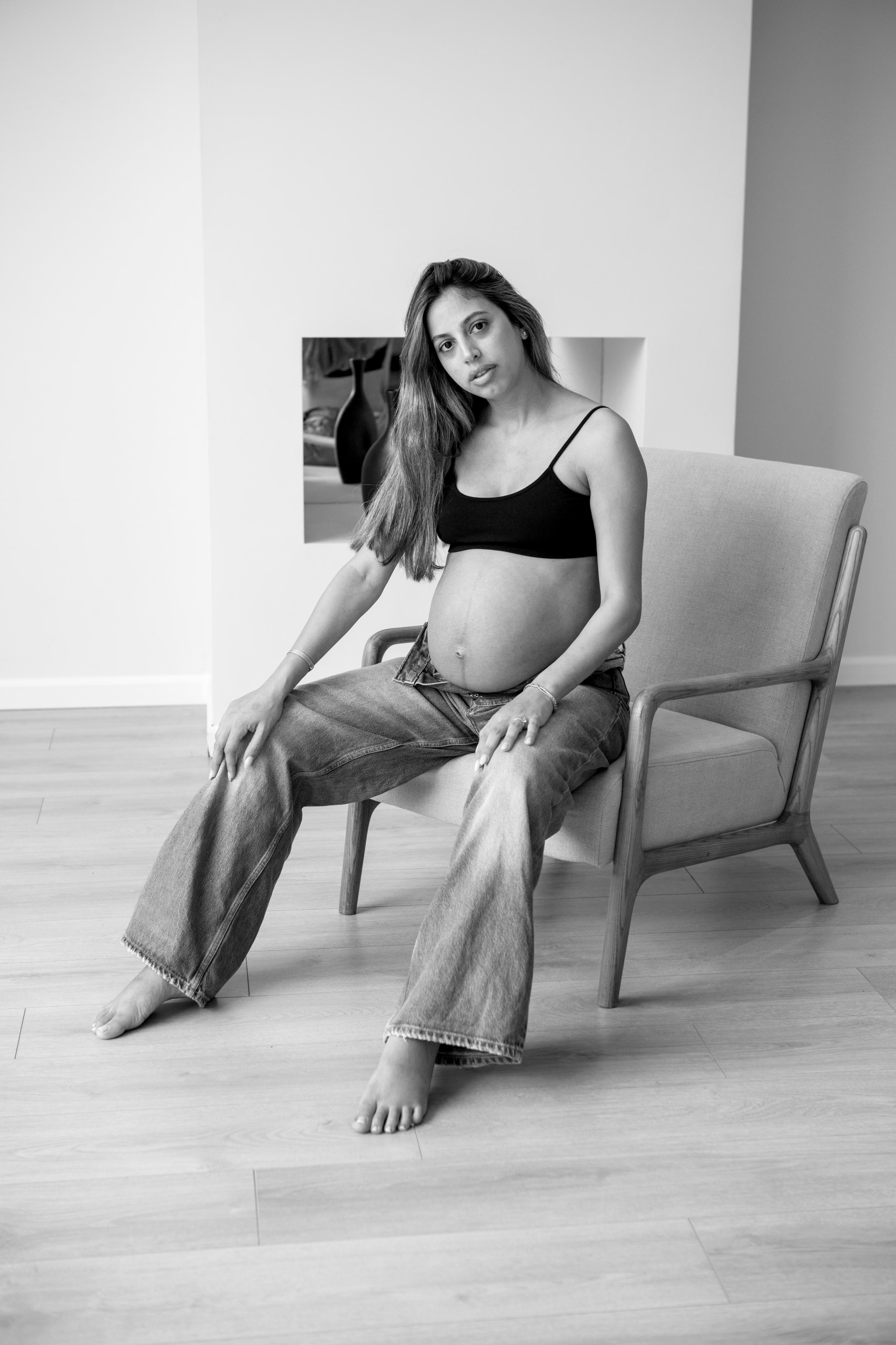 Pregnancy photoshoot inside the White studio. Главная