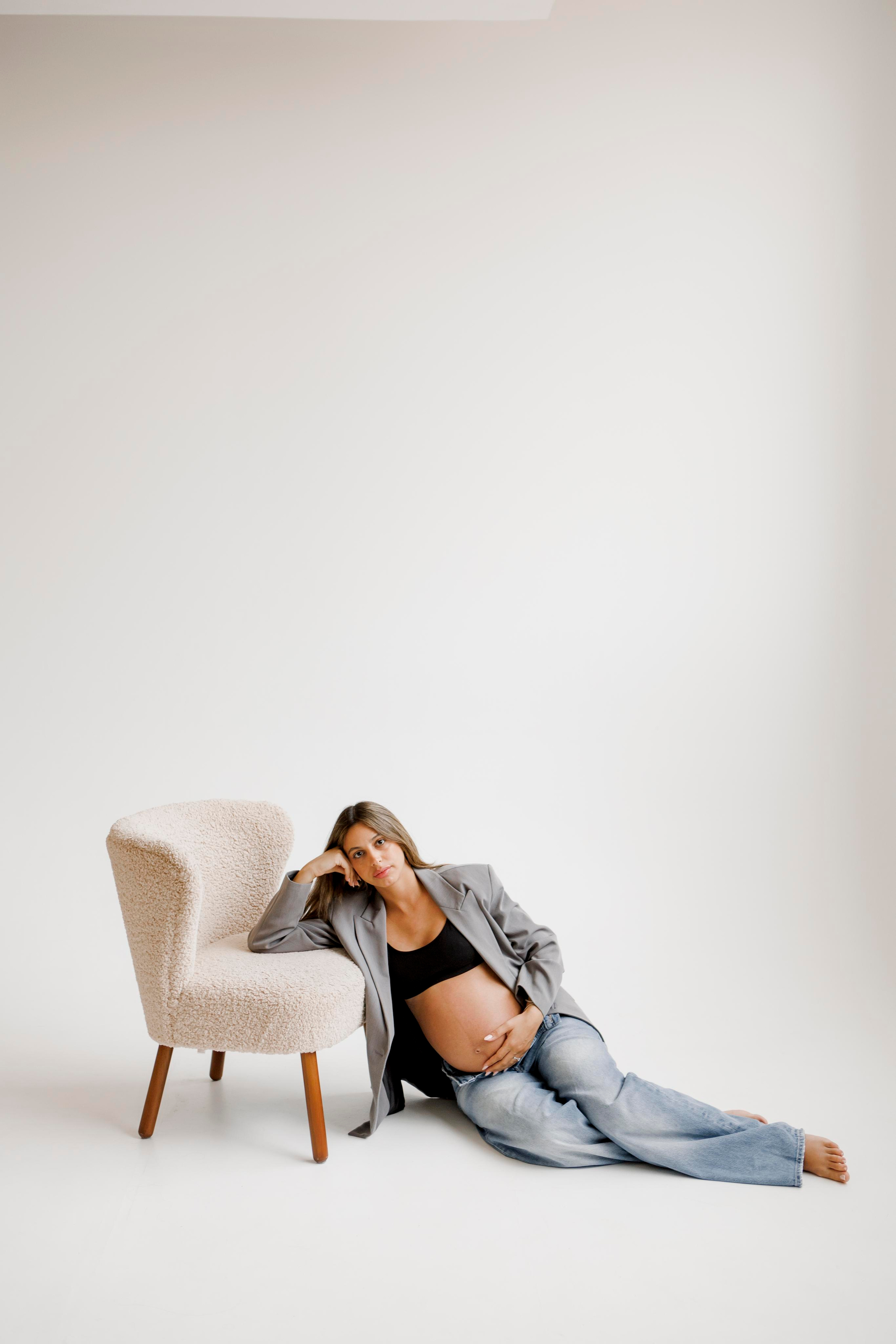 Pregnancy photoshoot inside the White studio. Главная