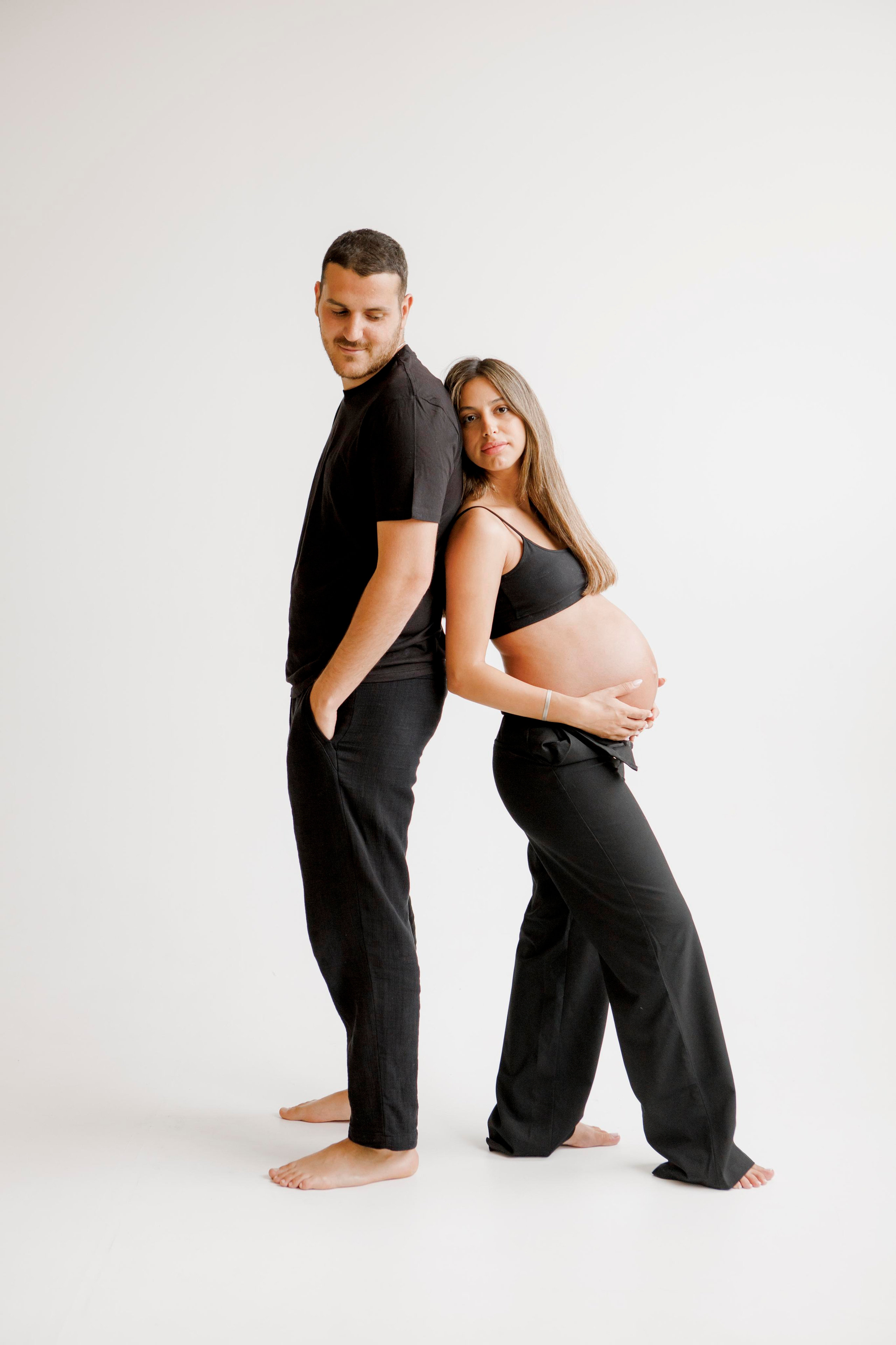 Pregnancy photoshoot inside the White studio. Главная