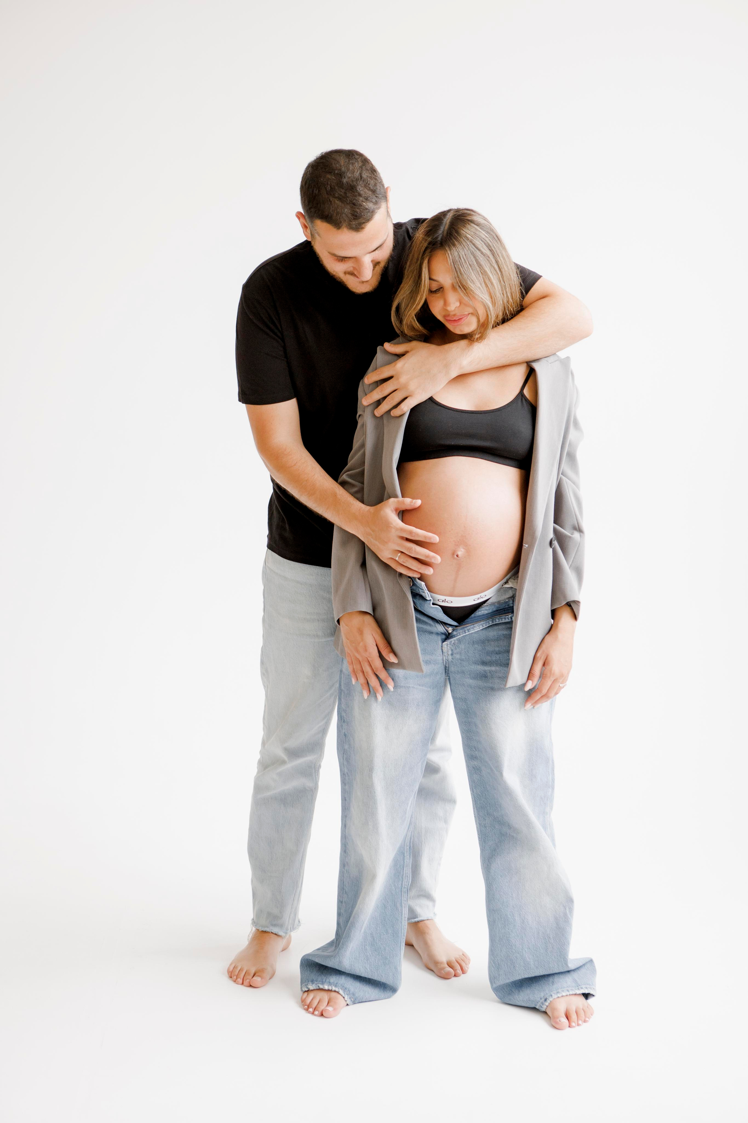 Pregnancy photoshoot inside the White studio. Главная