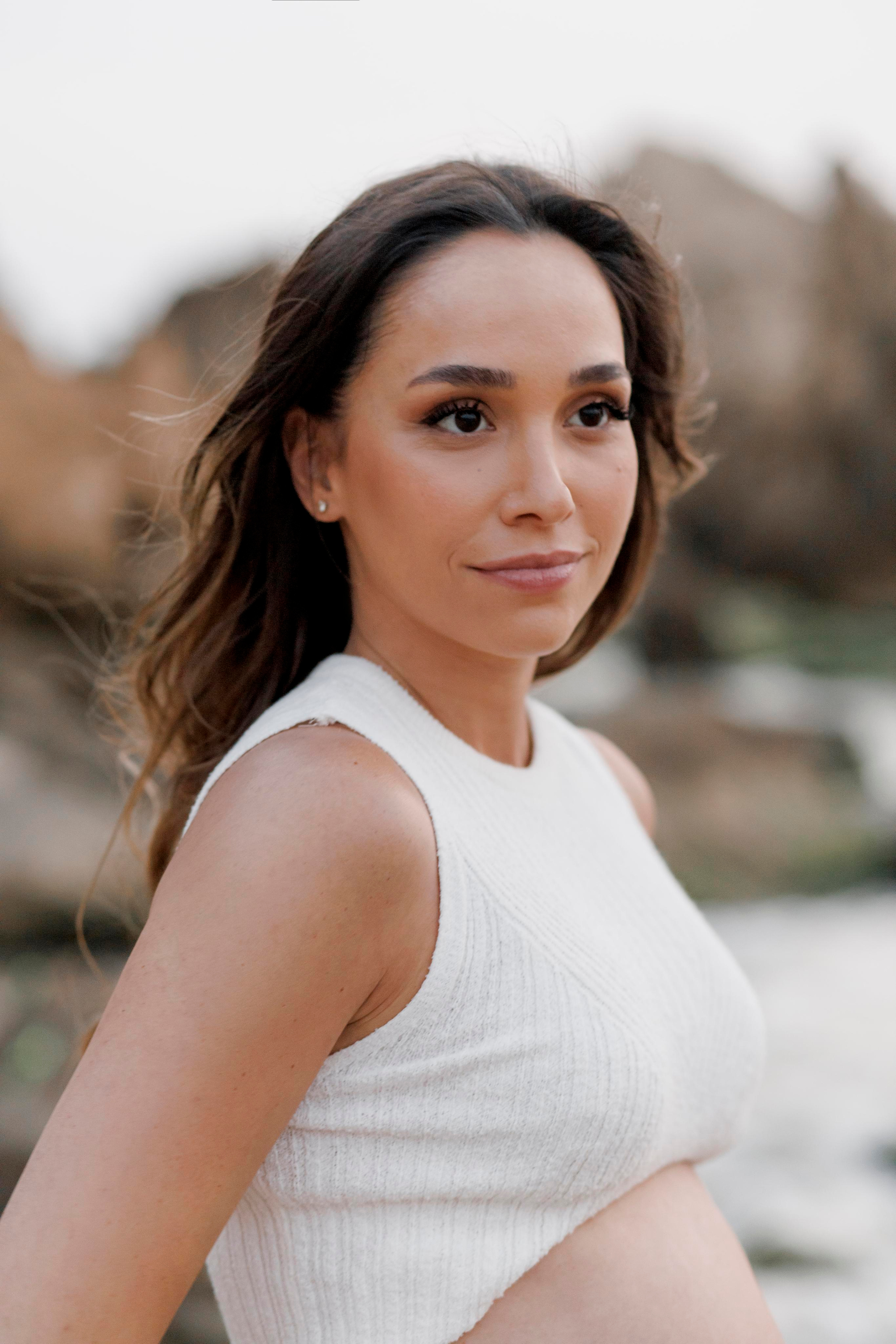 Pregnancy photoshoot near the sea. Главная