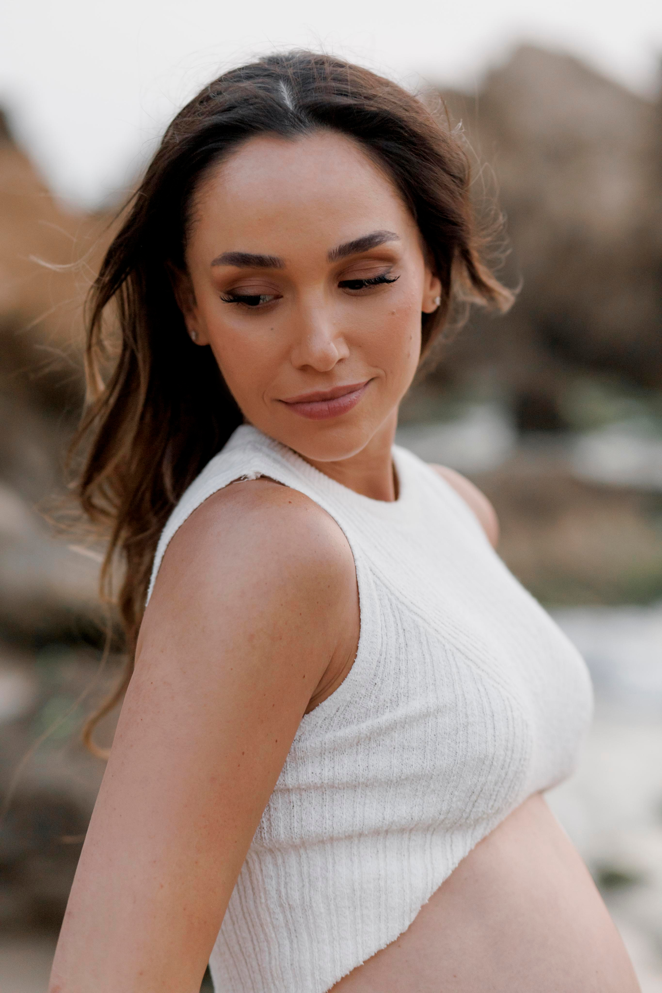 Pregnancy photoshoot near the sea. Главная