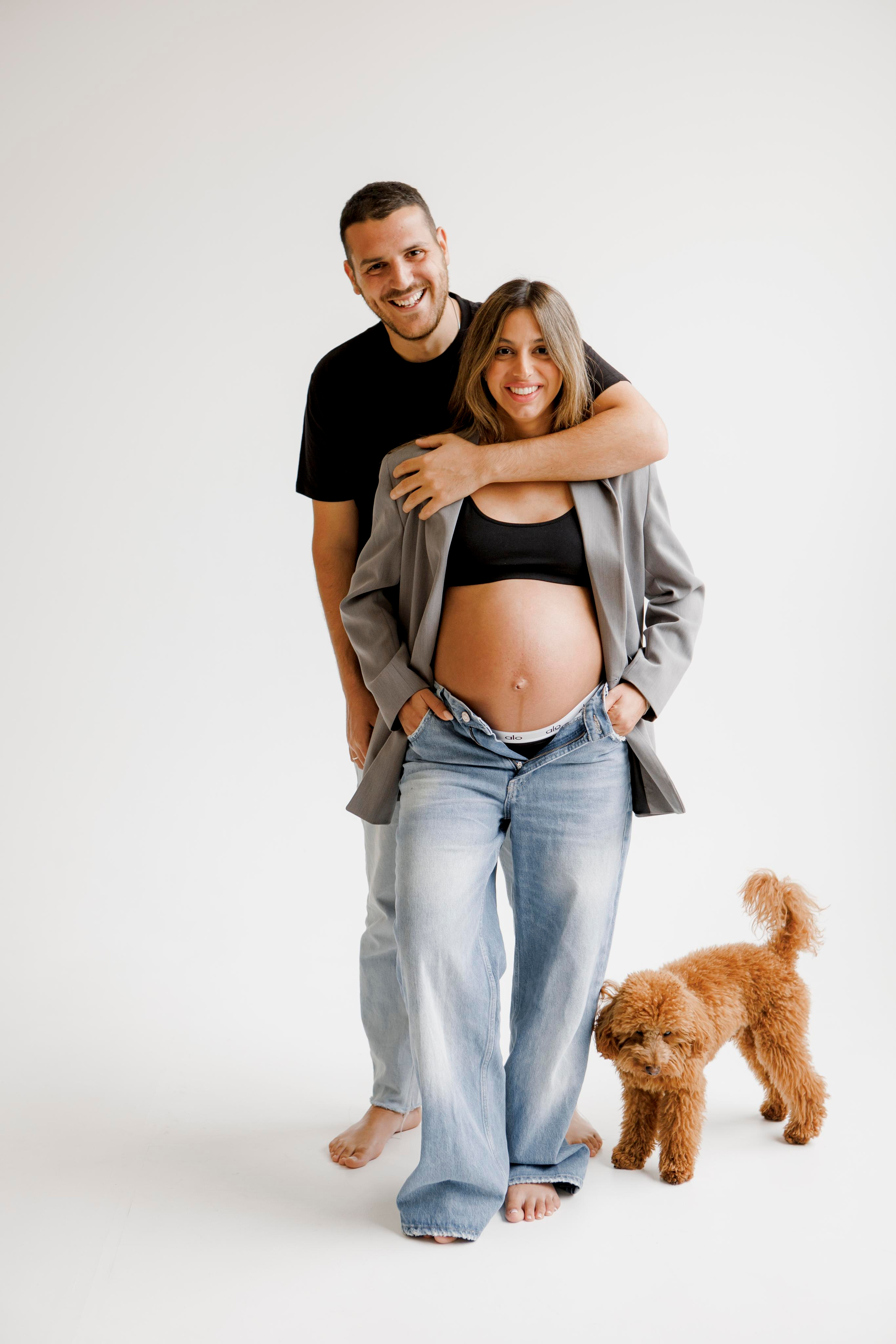 Pregnancy photoshoot inside the White studio. Главная