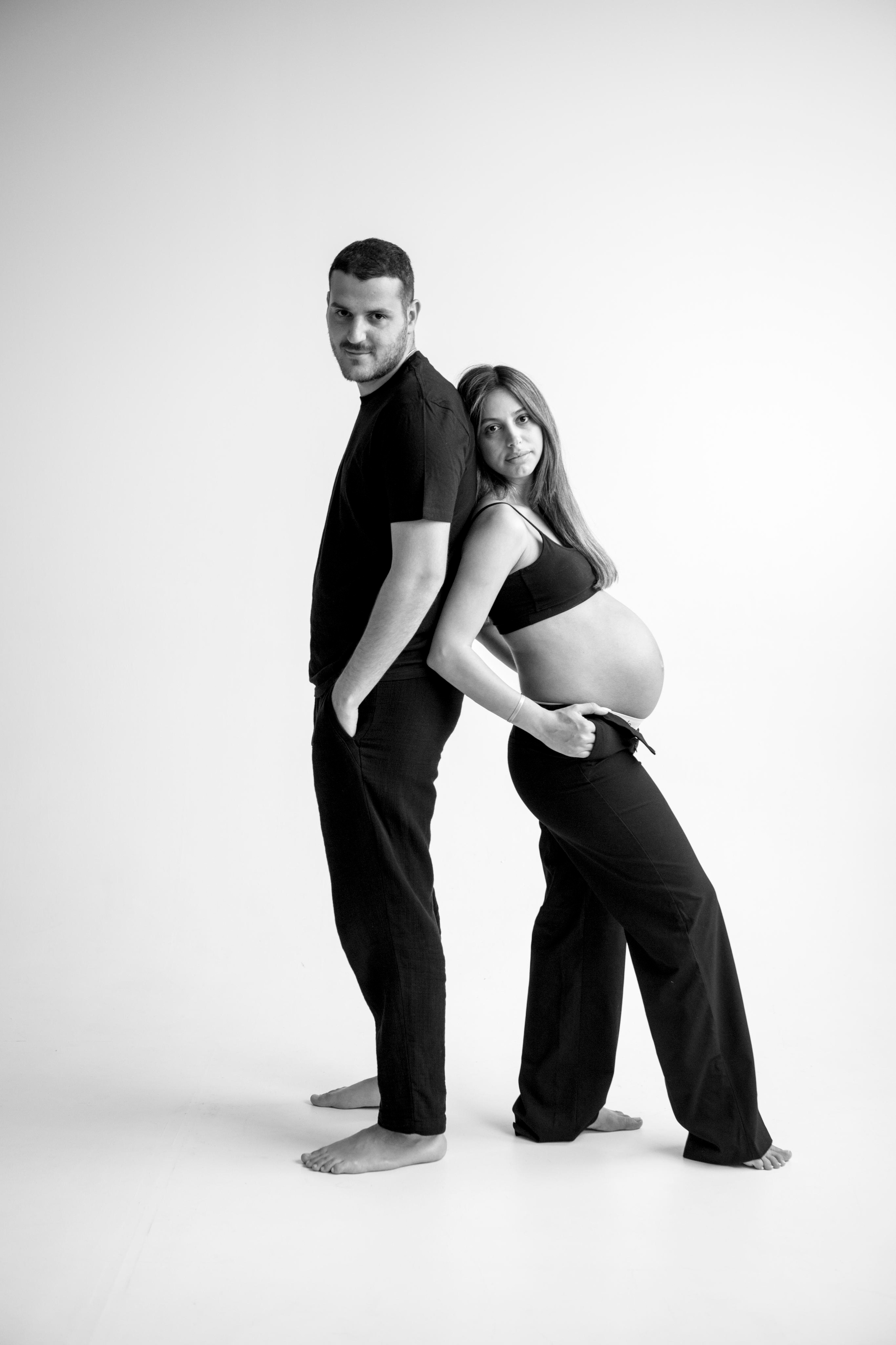 Pregnancy photoshoot inside the White studio. Главная