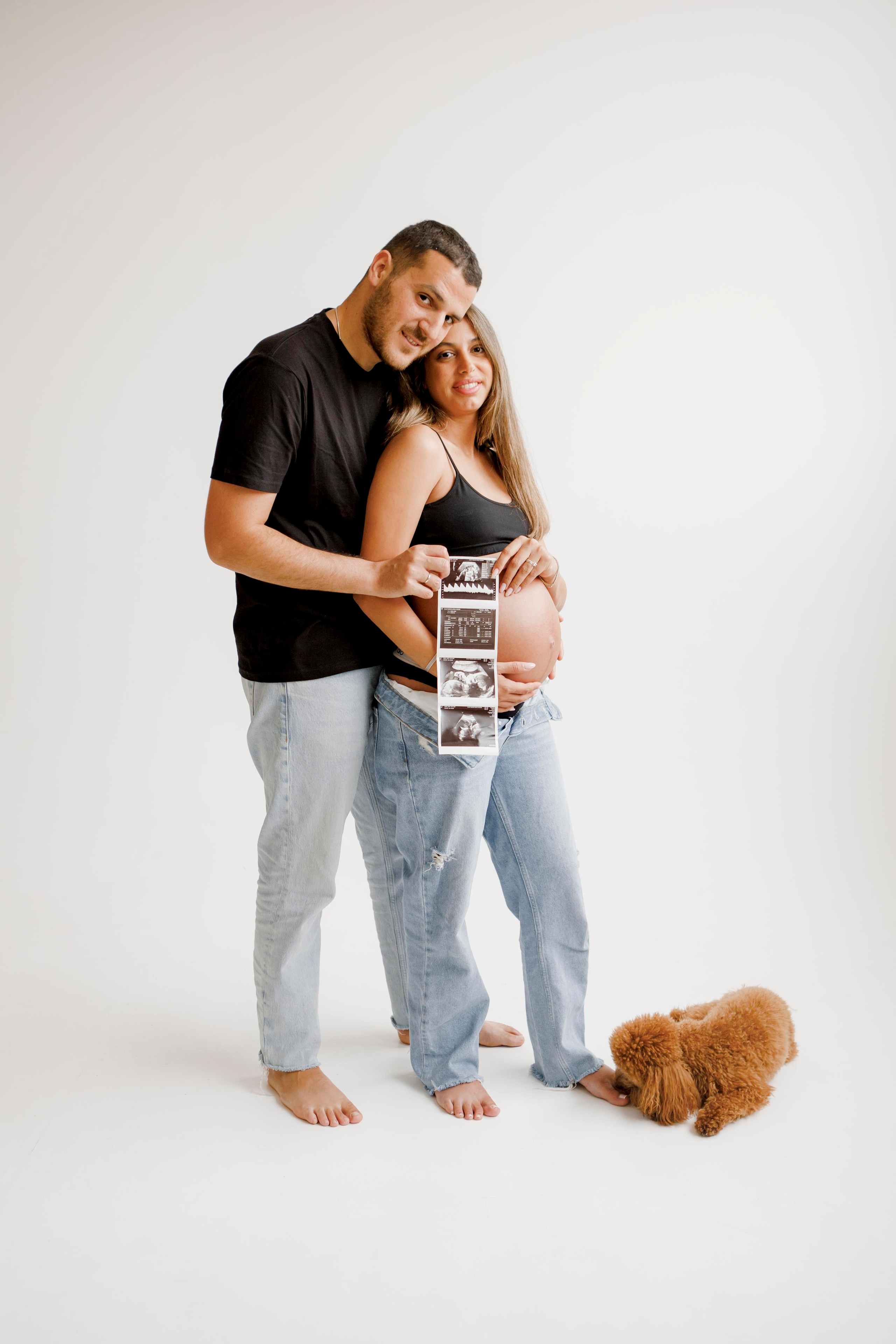 Pregnancy photoshoot inside the White studio. Главная