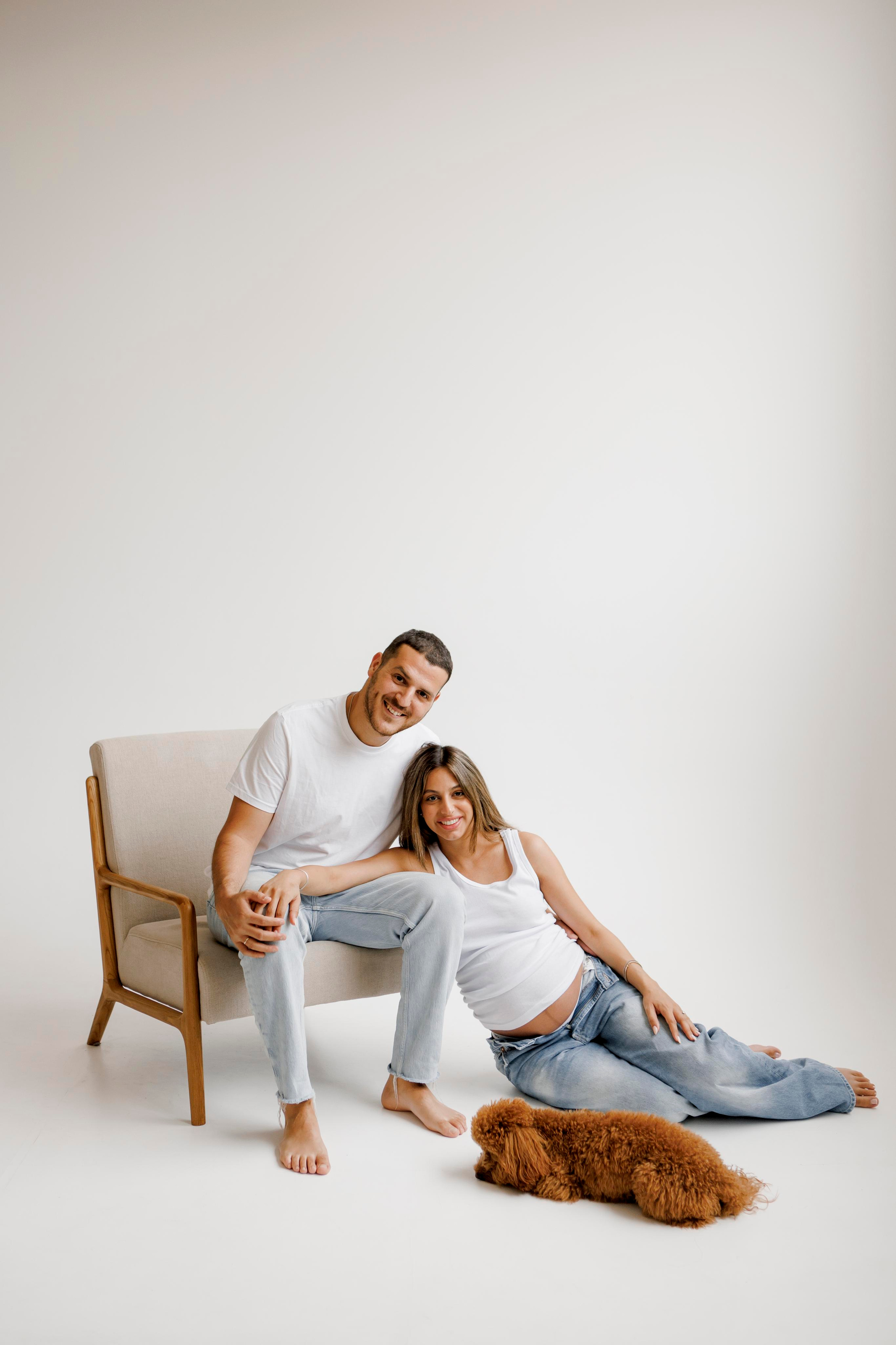 Pregnancy photoshoot inside the White studio. Главная