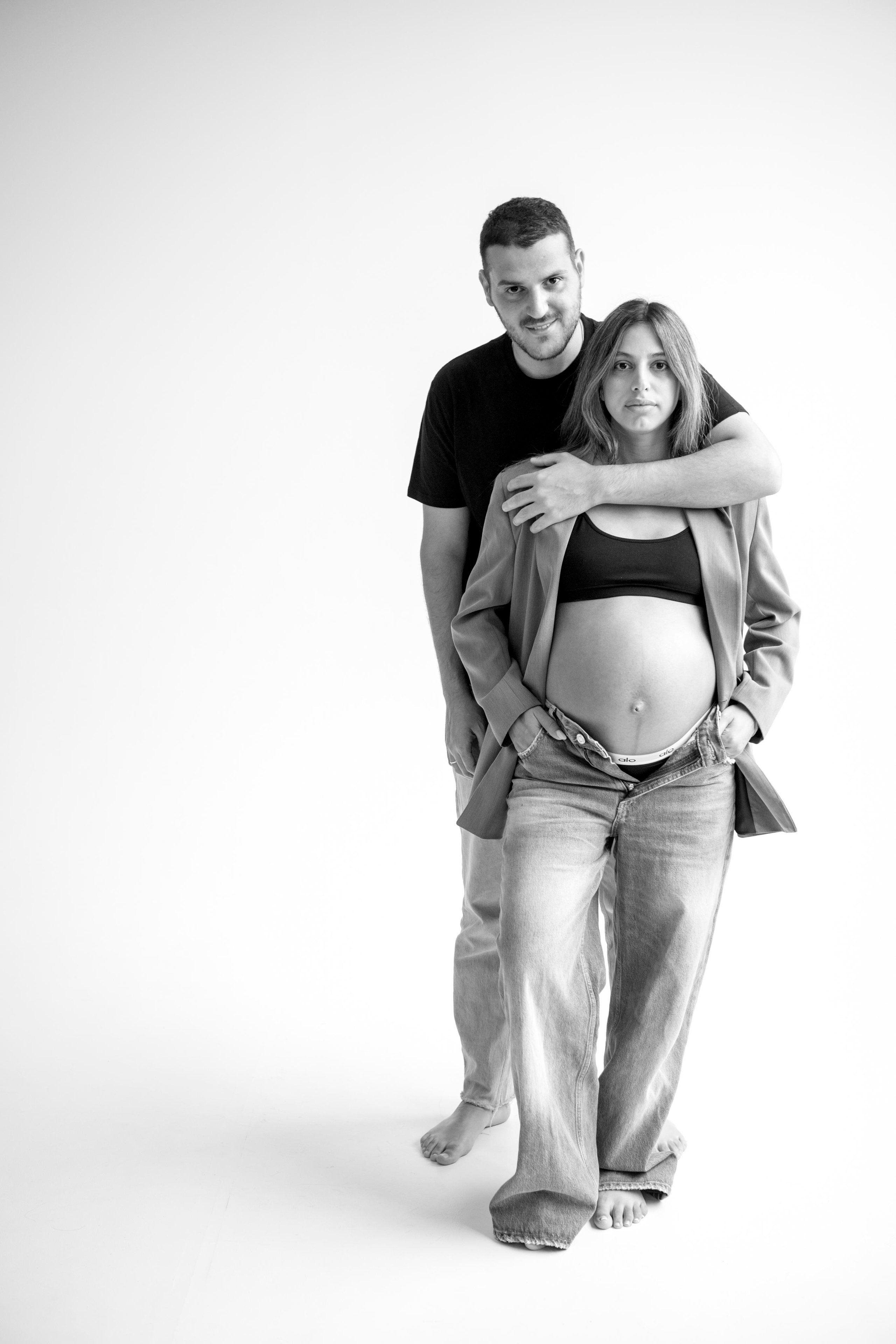 Pregnancy photoshoot inside the White studio. Главная