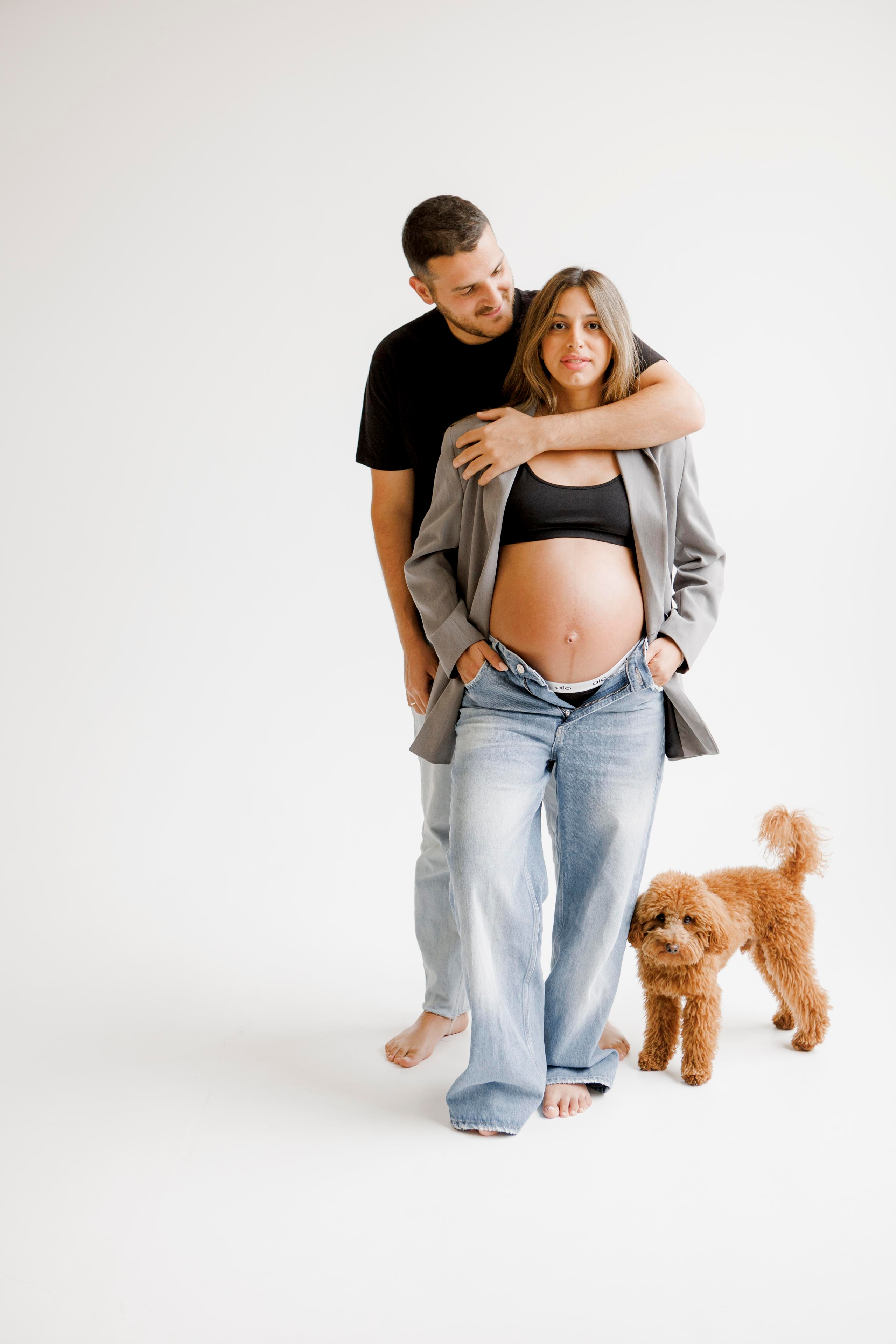 Pregnancy photoshoot inside the White studio. Главная