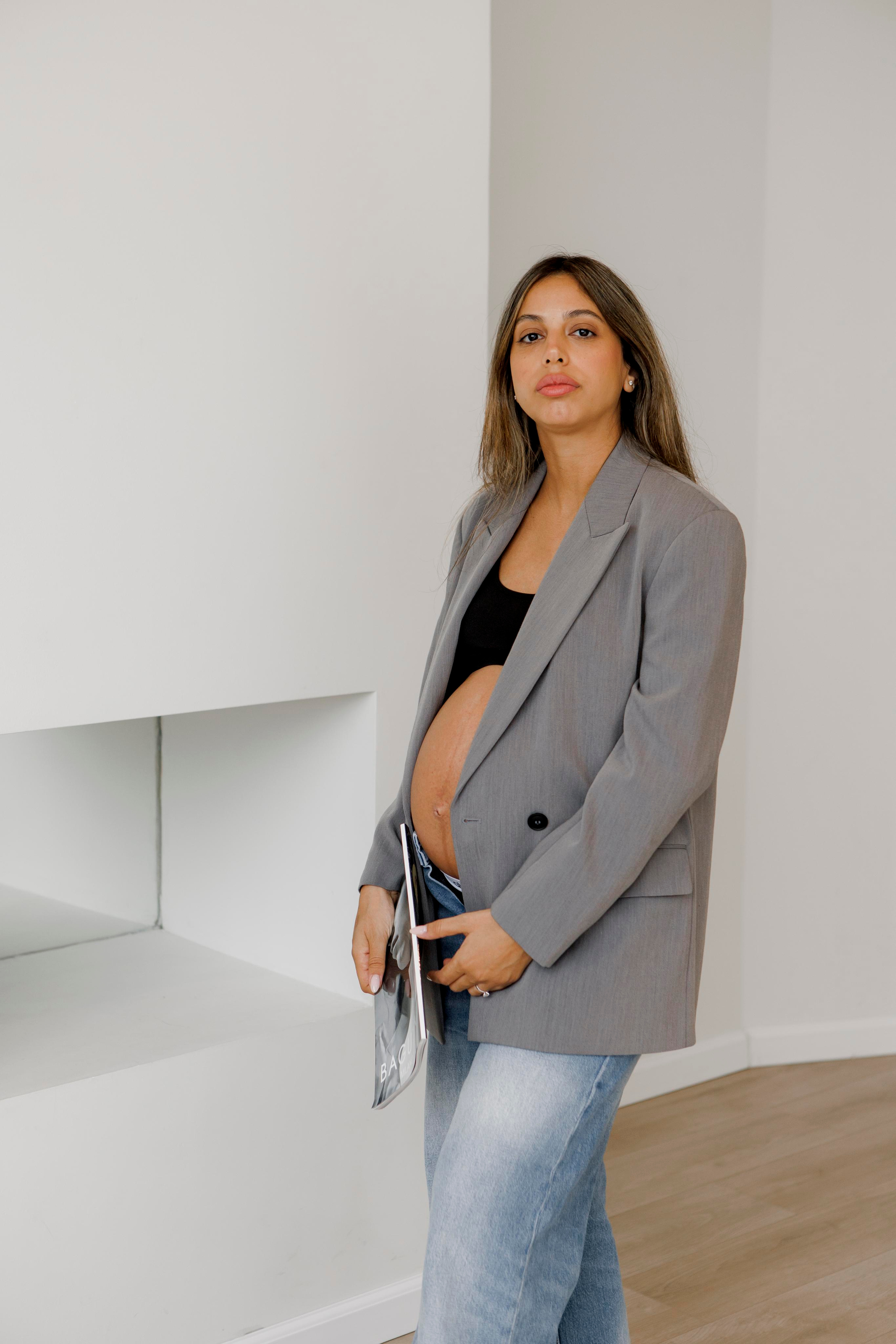 Pregnancy photoshoot inside the White studio. Главная