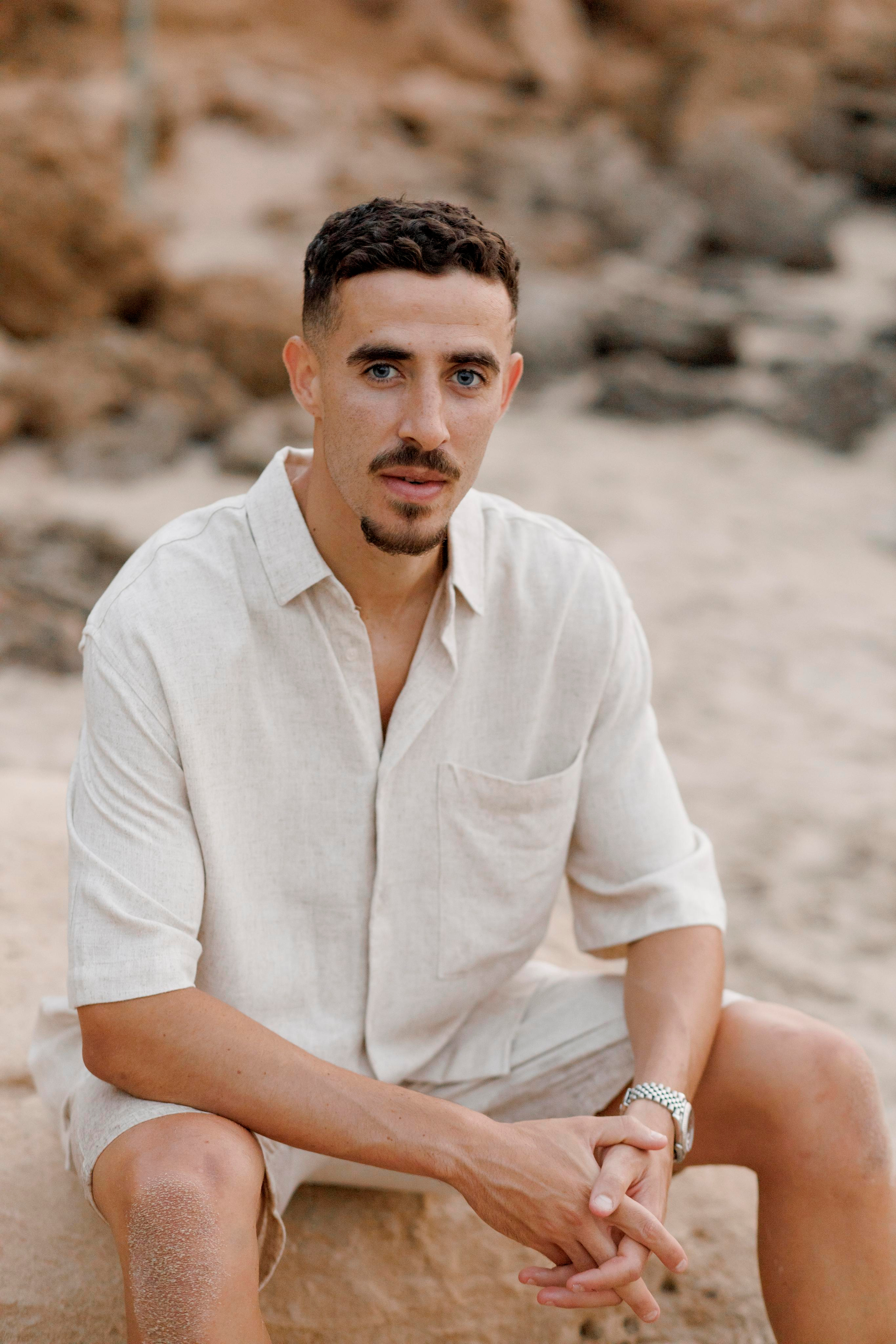 Pregnancy photoshoot near the sea. Главная