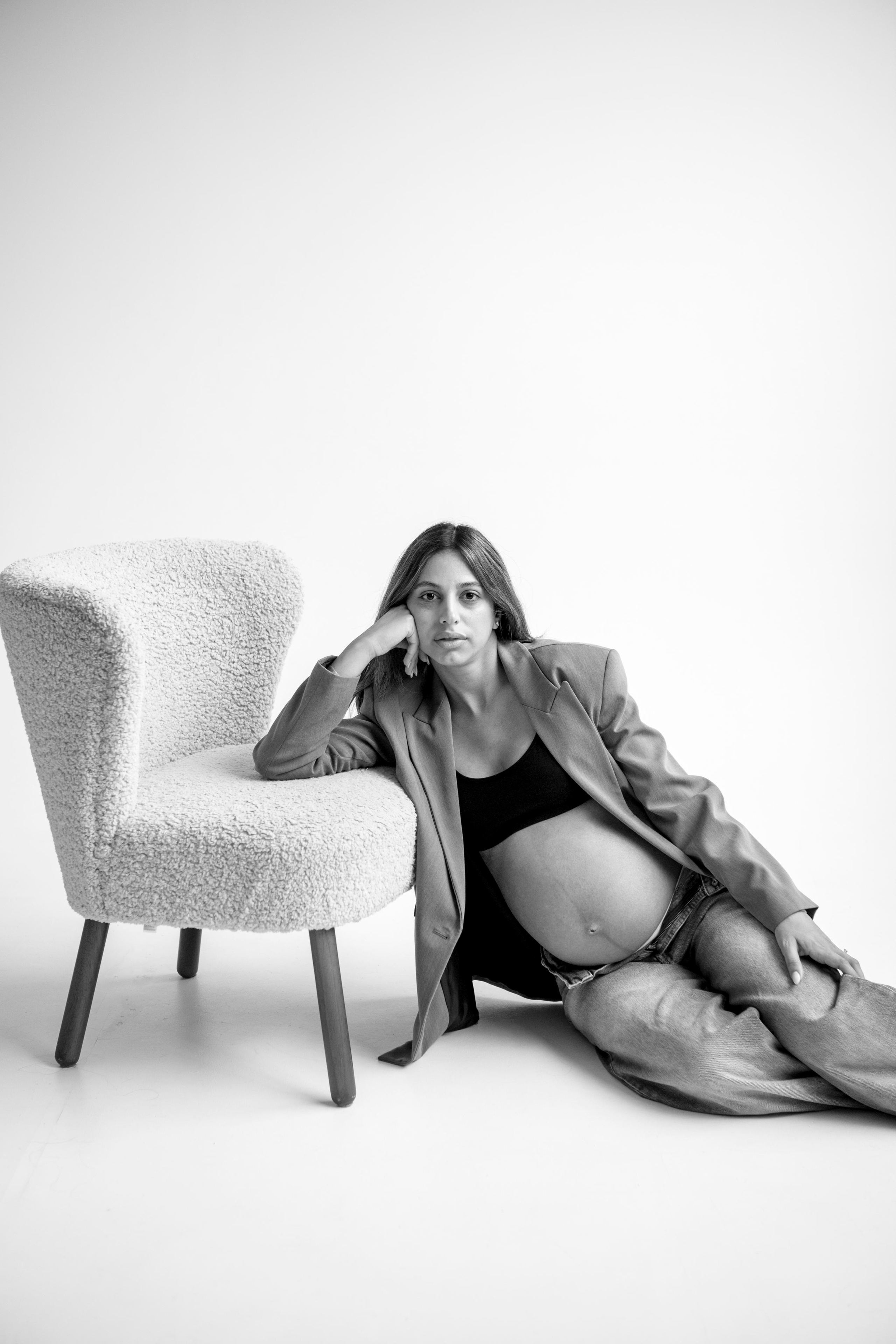 Pregnancy photoshoot inside the White studio. Главная