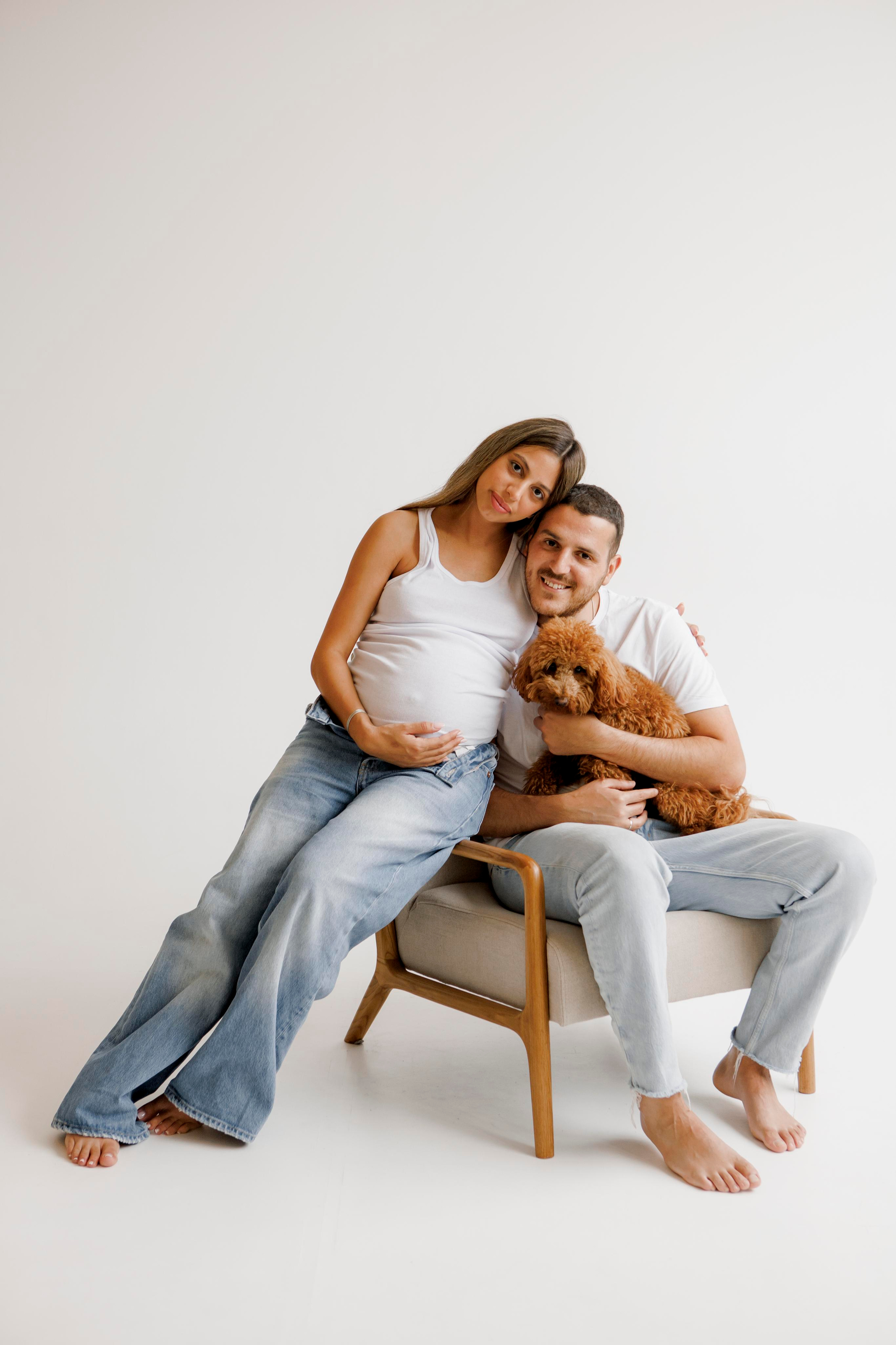 Pregnancy photoshoot inside the White studio. Главная