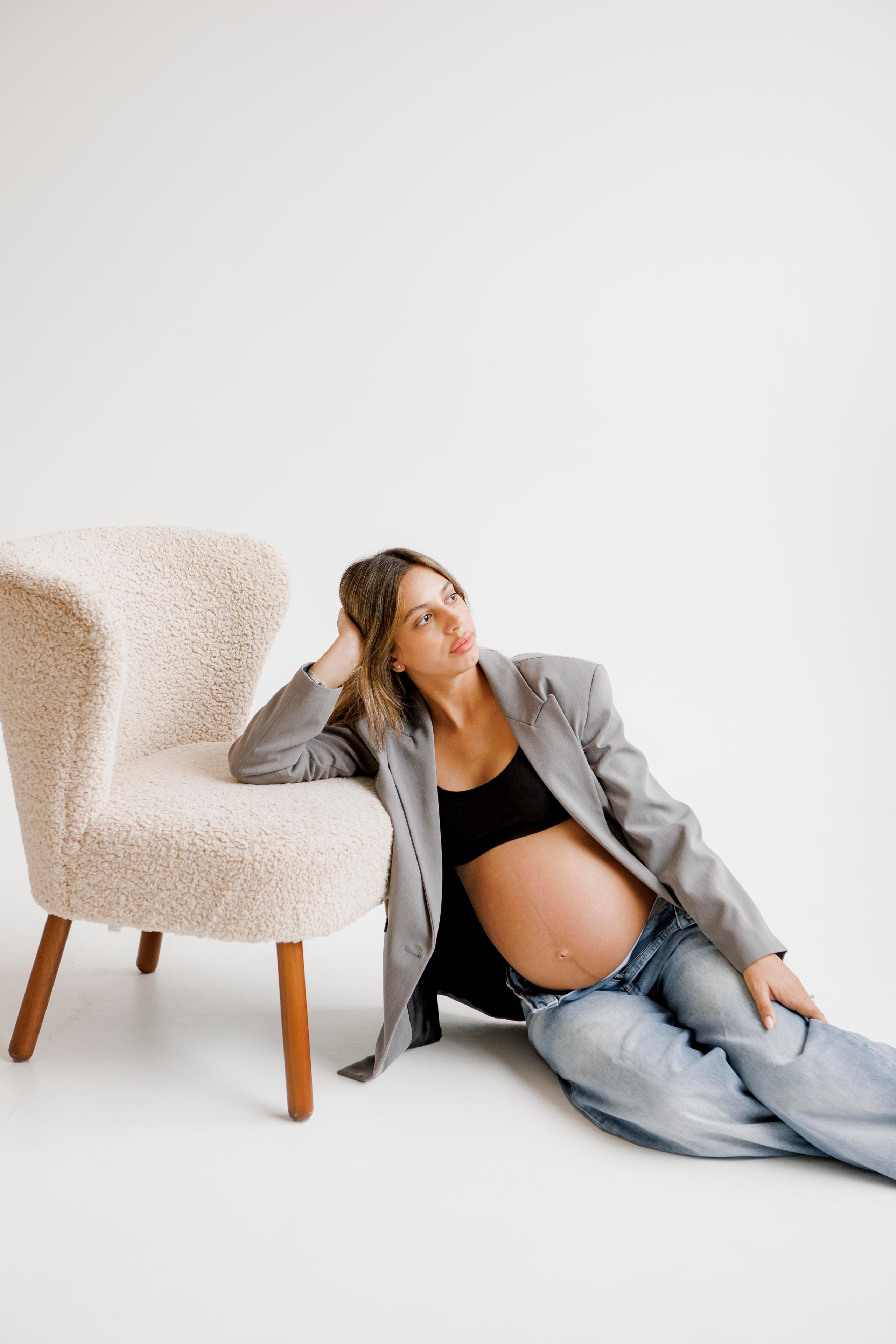 Pregnancy photoshoot inside the White studio. Главная