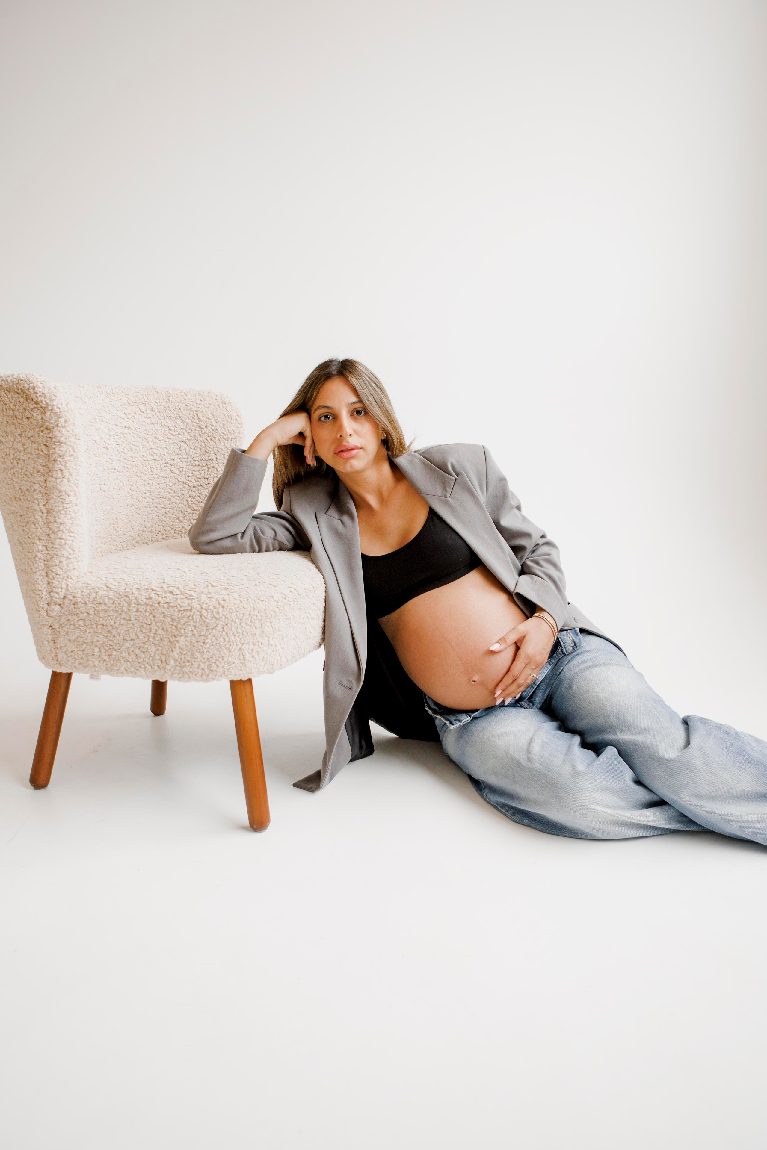 Pregnancy photoshoot inside the White studio. Главная