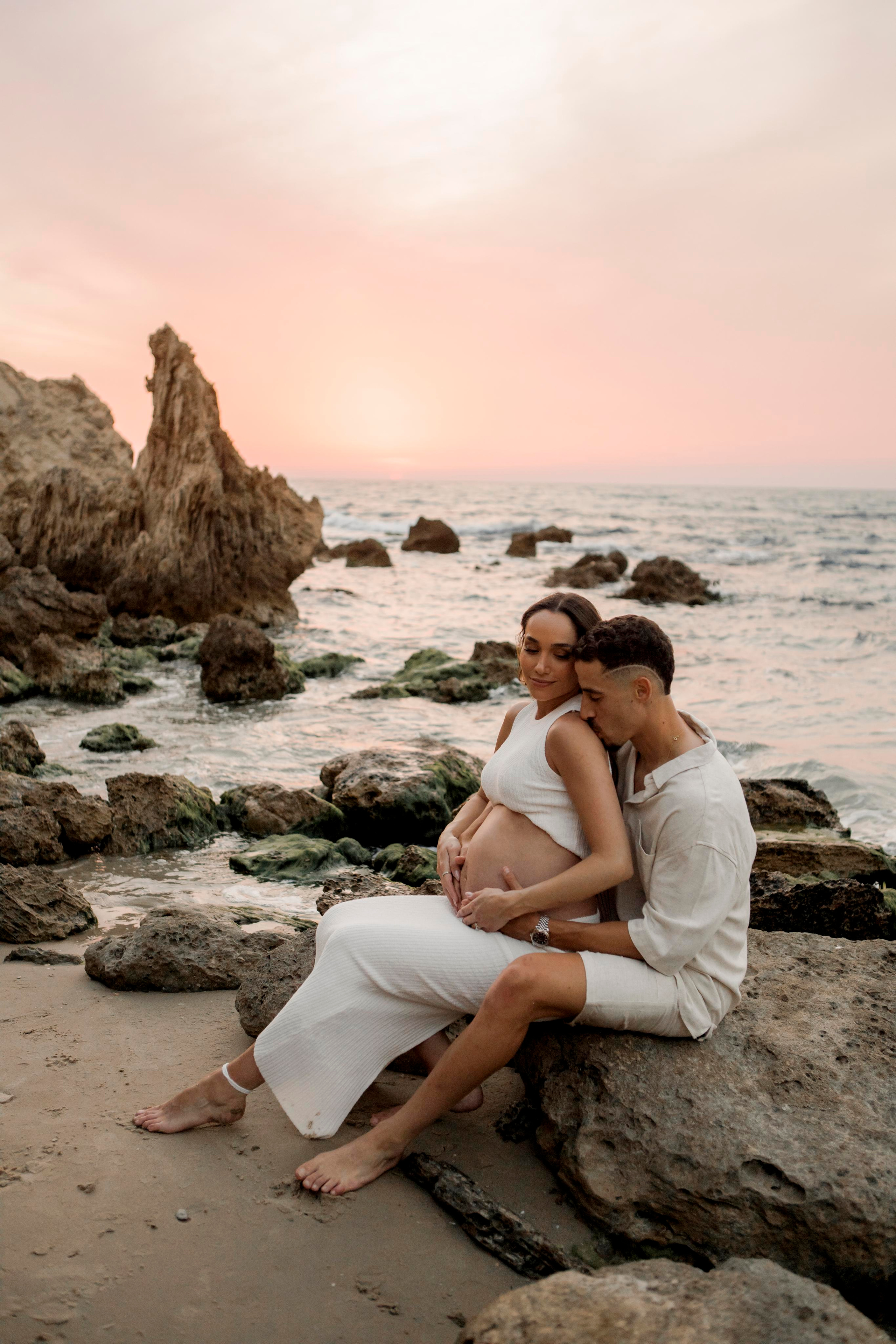 Pregnancy photoshoot near the sea. Главная