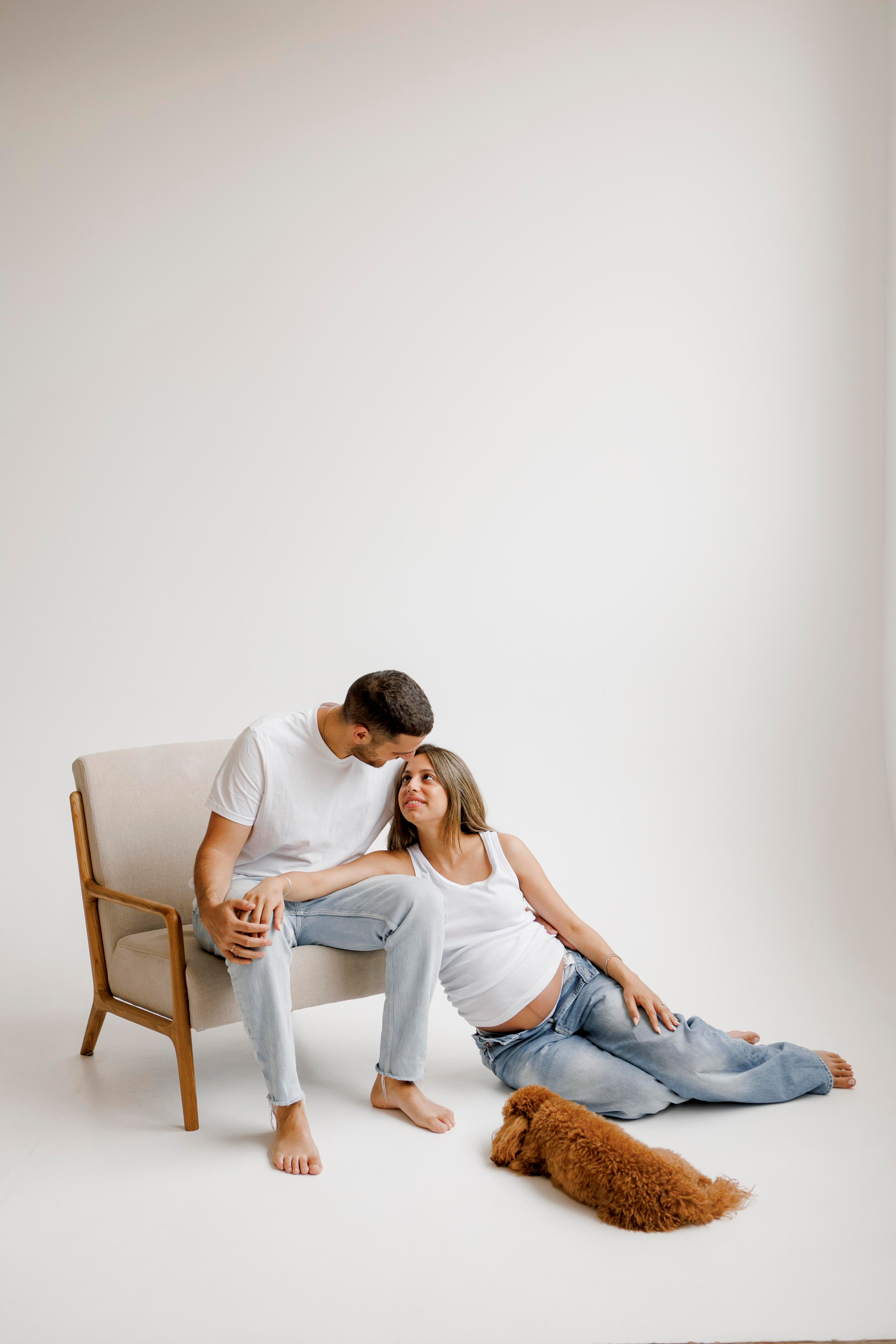 Pregnancy photoshoot inside the White studio. Главная