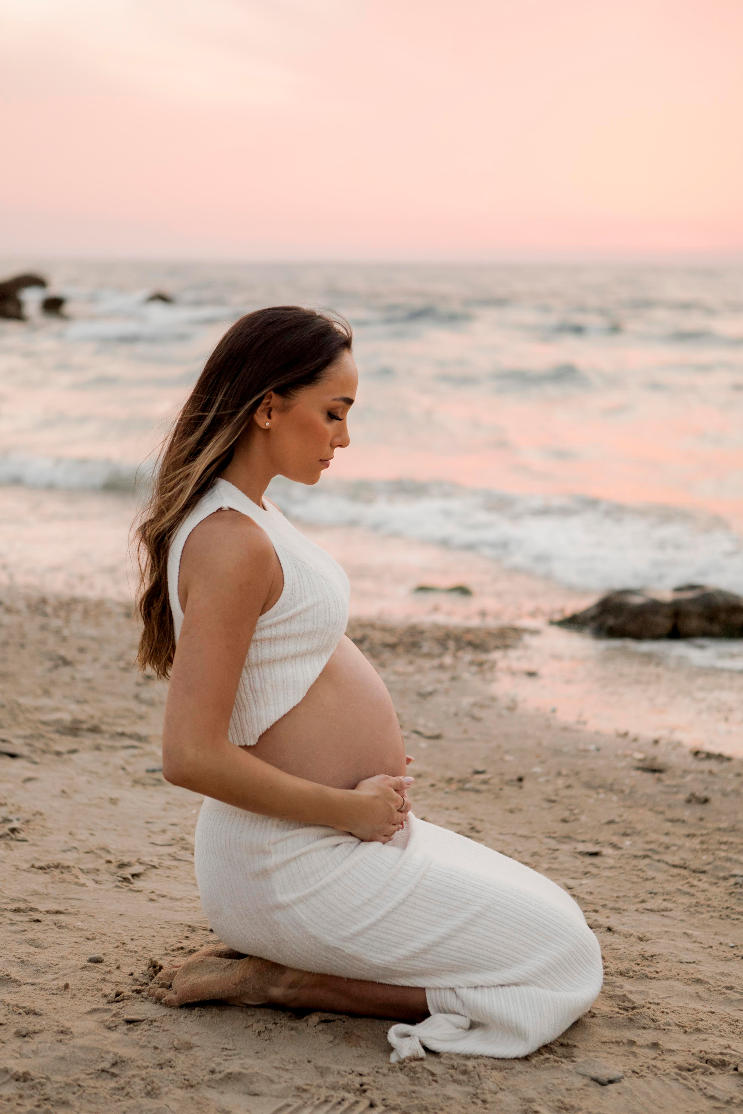 Pregnancy photoshoot near the sea. Главная