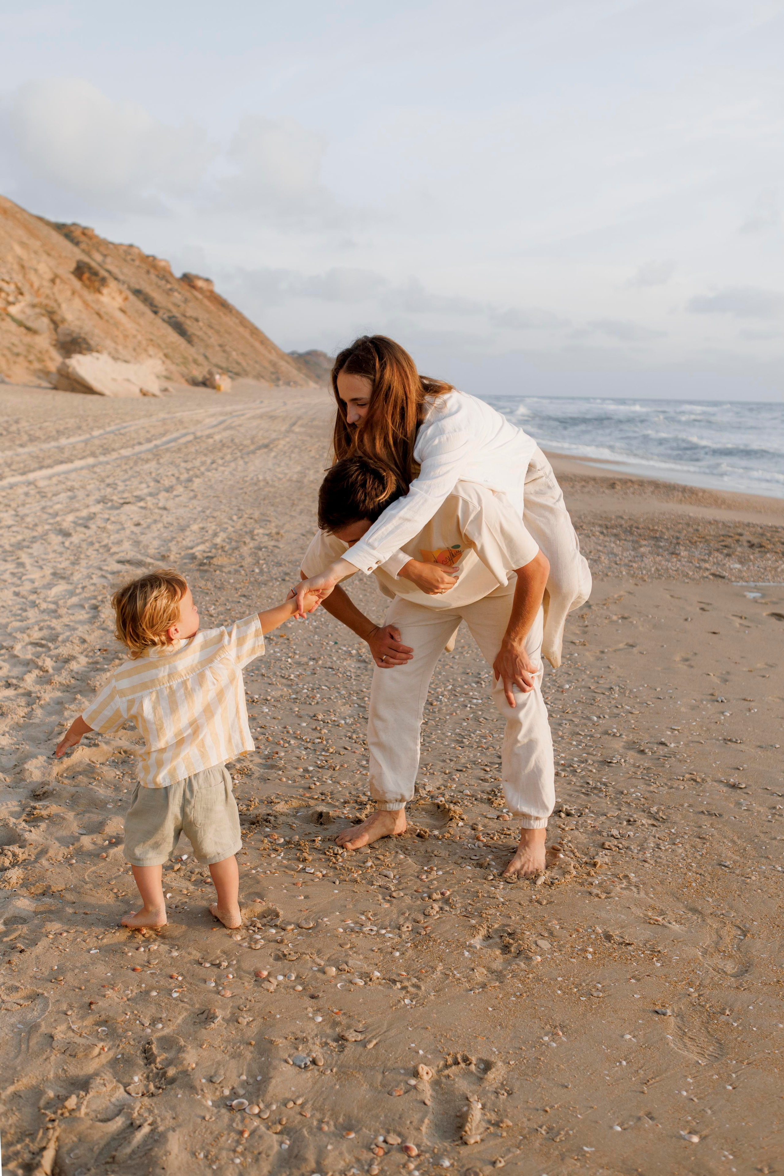Family photoshoot near the sea (sunset). Главная