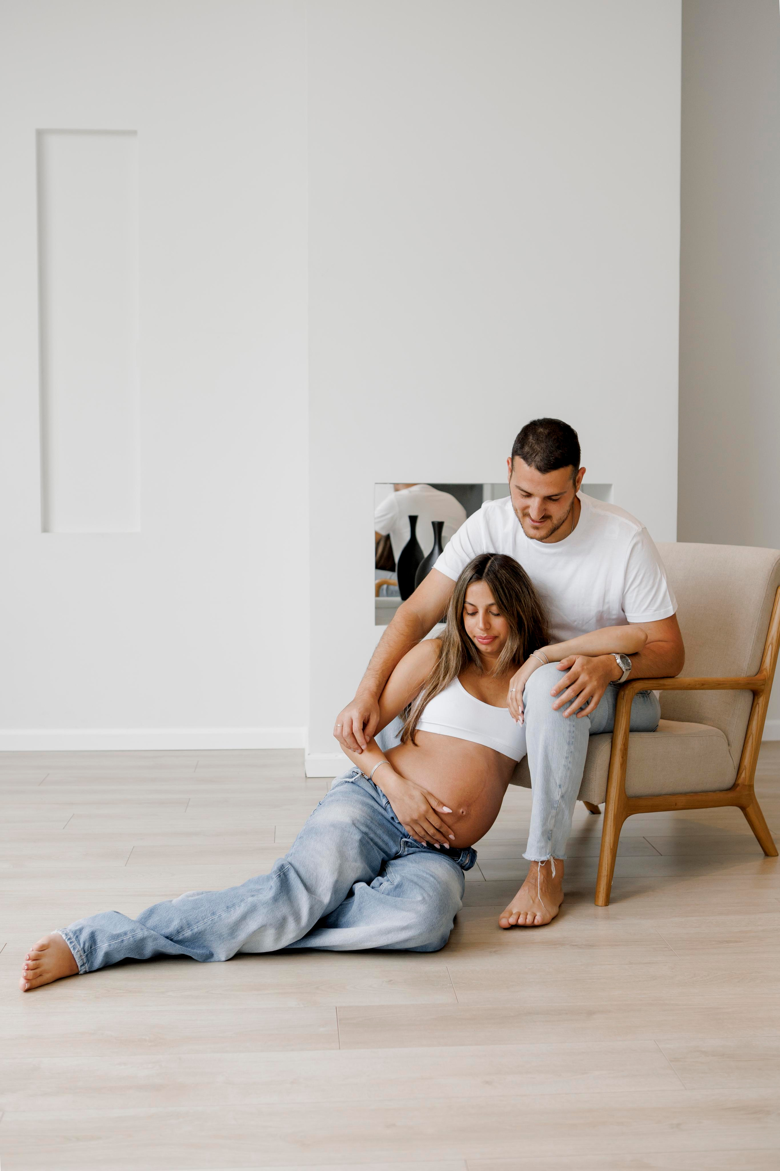 Pregnancy photoshoot inside the White studio. Главная
