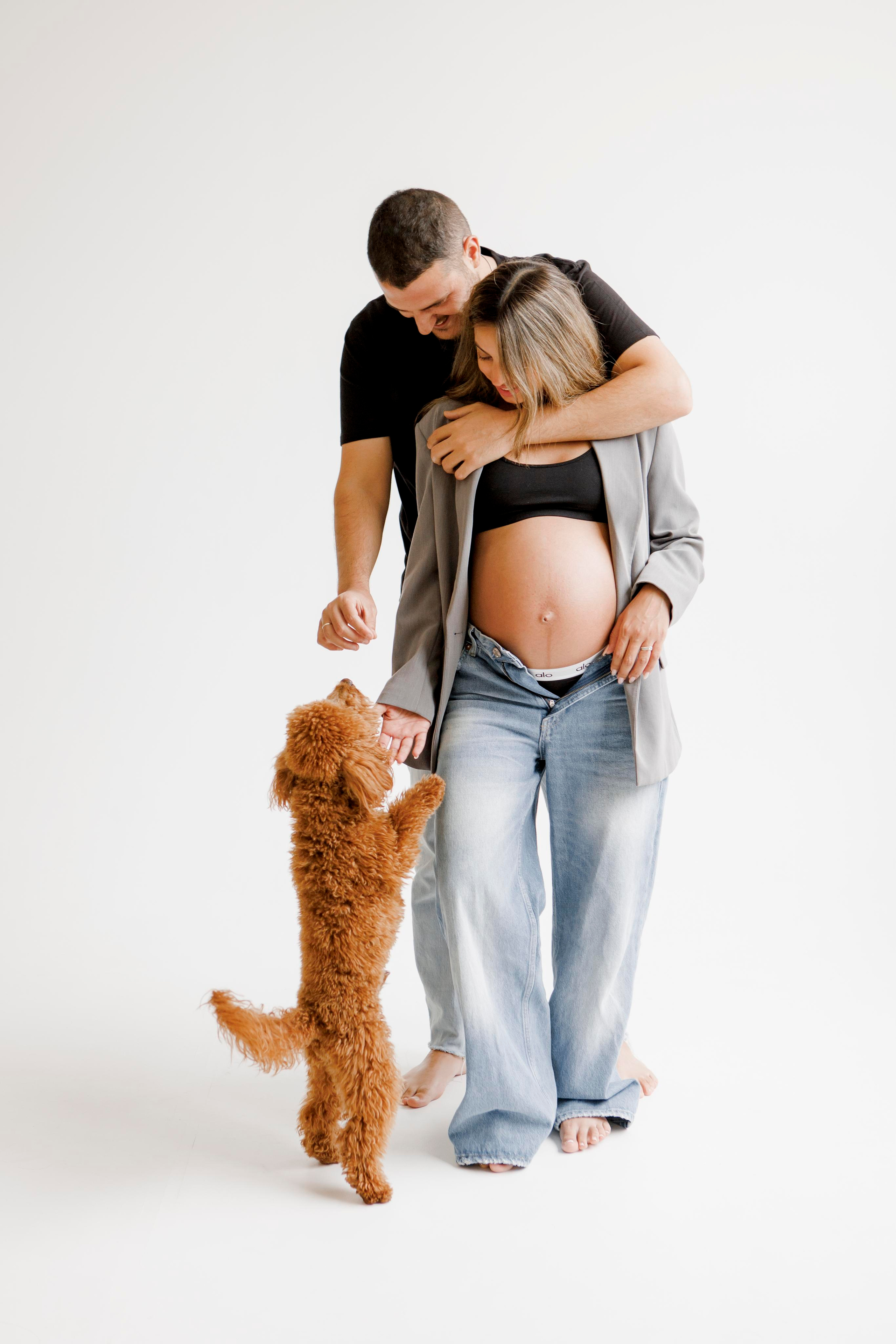 Pregnancy photoshoot inside the White studio. Главная
