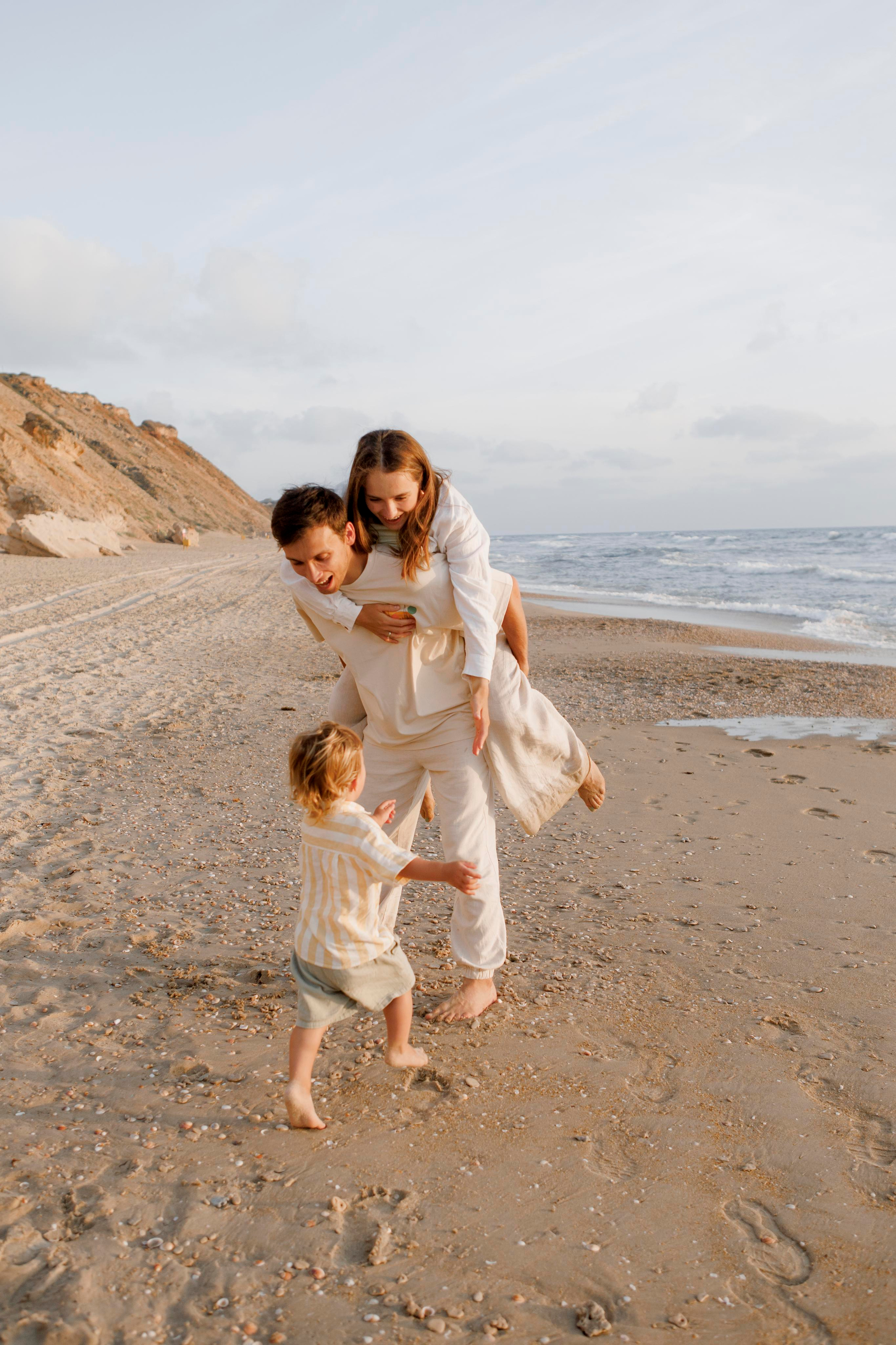Family photoshoot near the sea (sunset). Главная