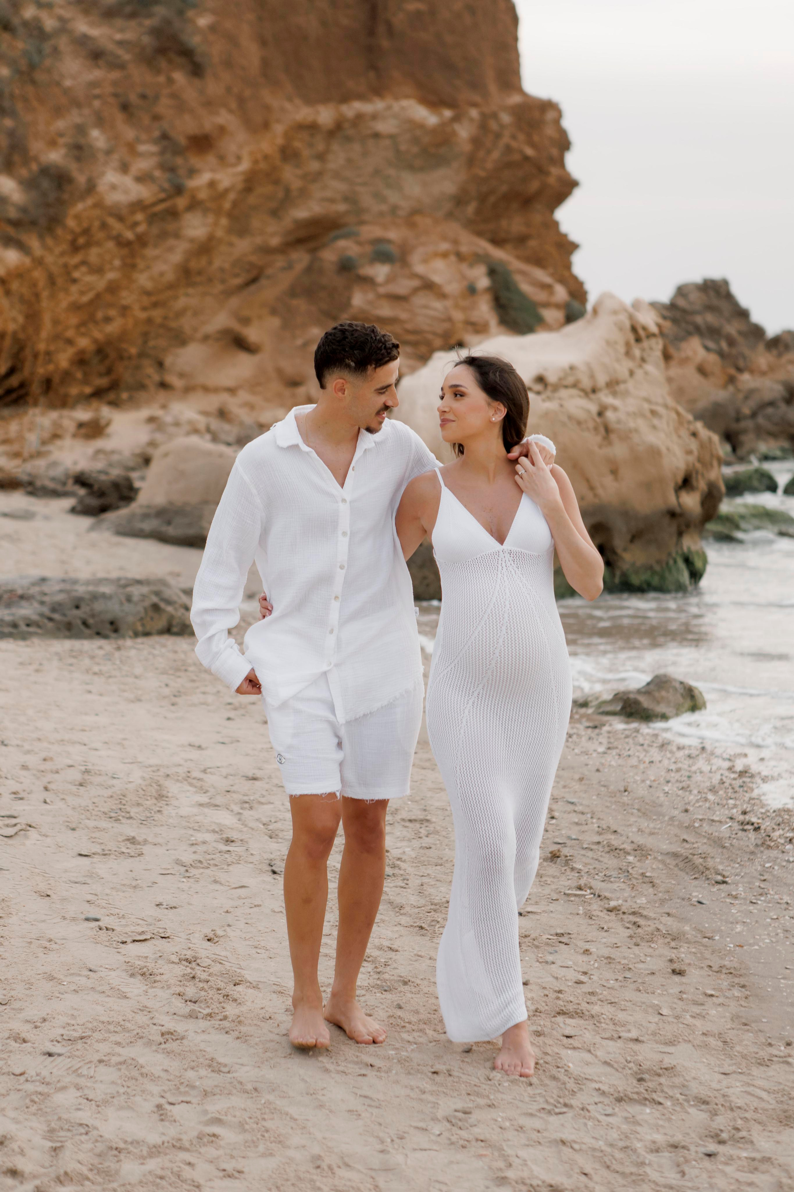 Pregnancy photoshoot near the sea. Главная