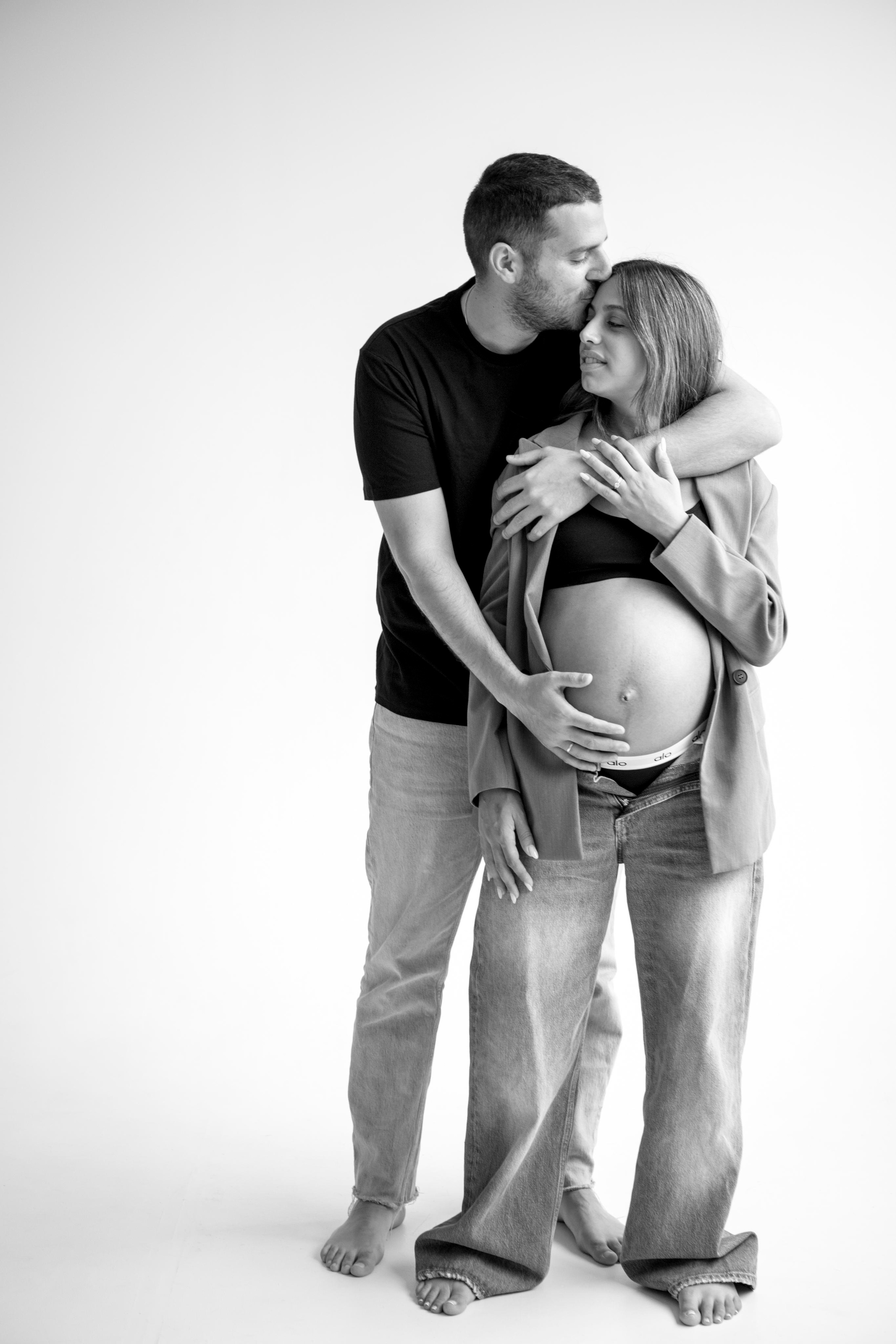 Pregnancy photoshoot inside the White studio. Главная