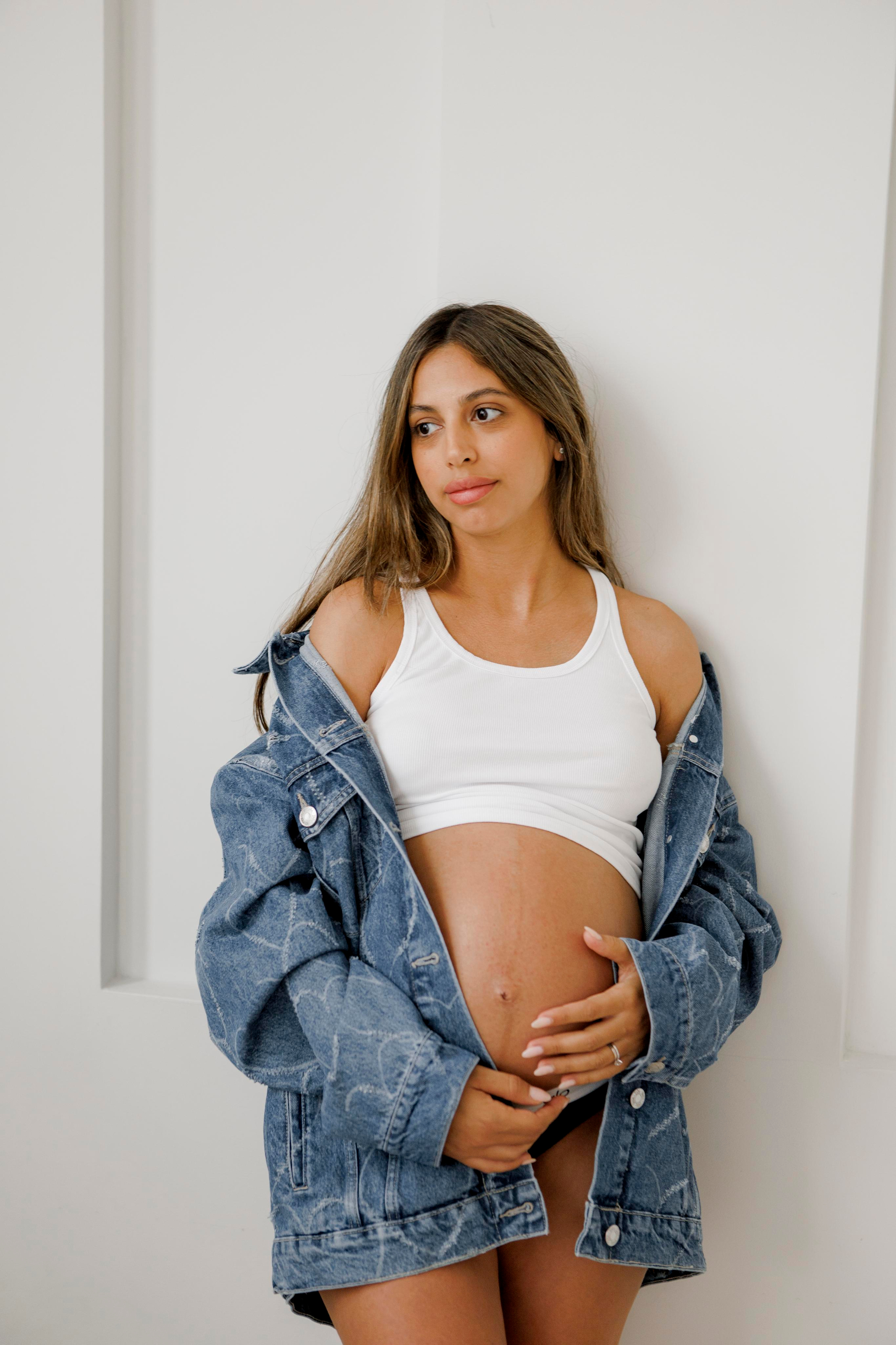 Pregnancy photoshoot inside the White studio. Главная