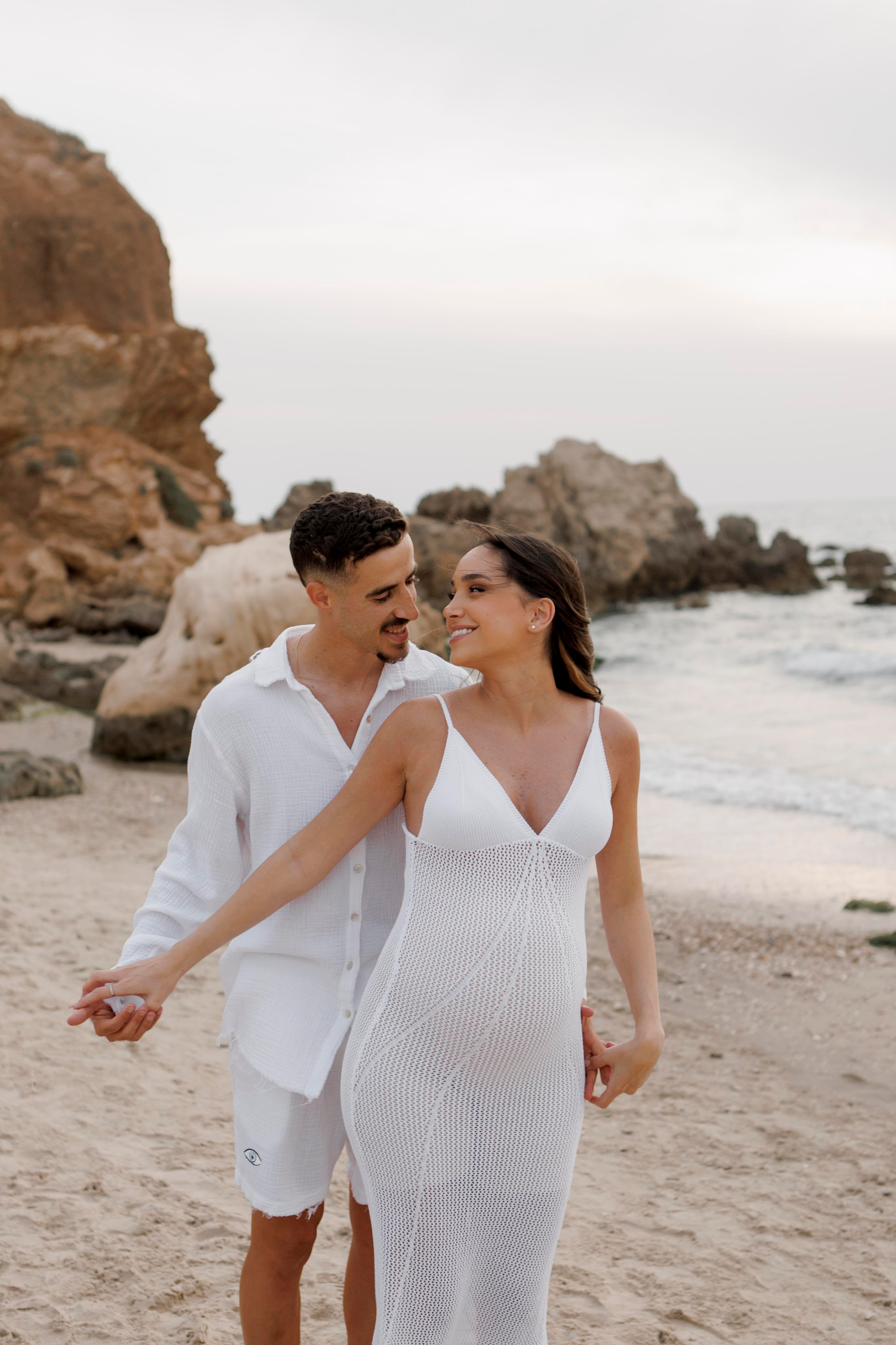 Pregnancy photoshoot near the sea. Главная