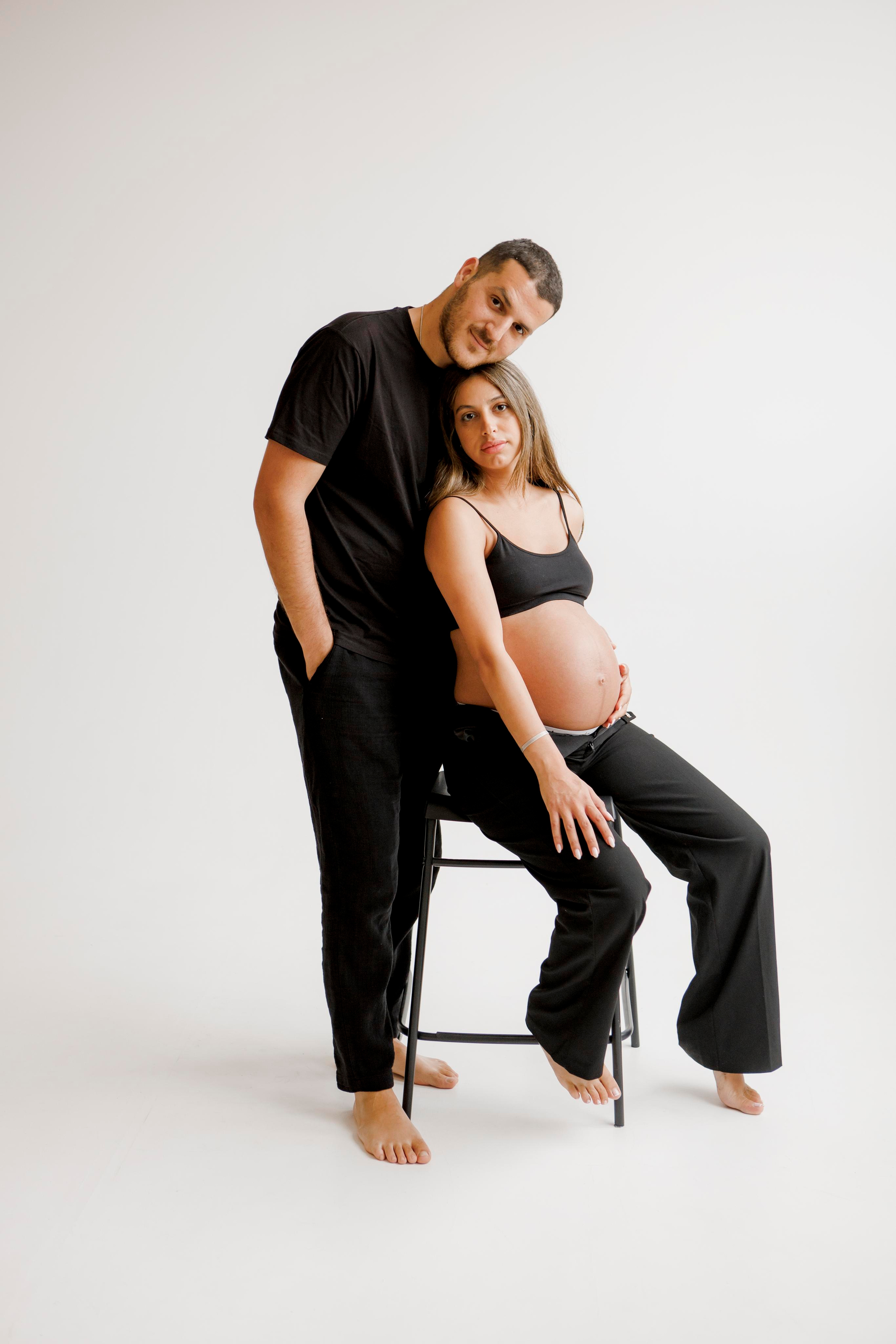 Pregnancy photoshoot inside the White studio. Главная