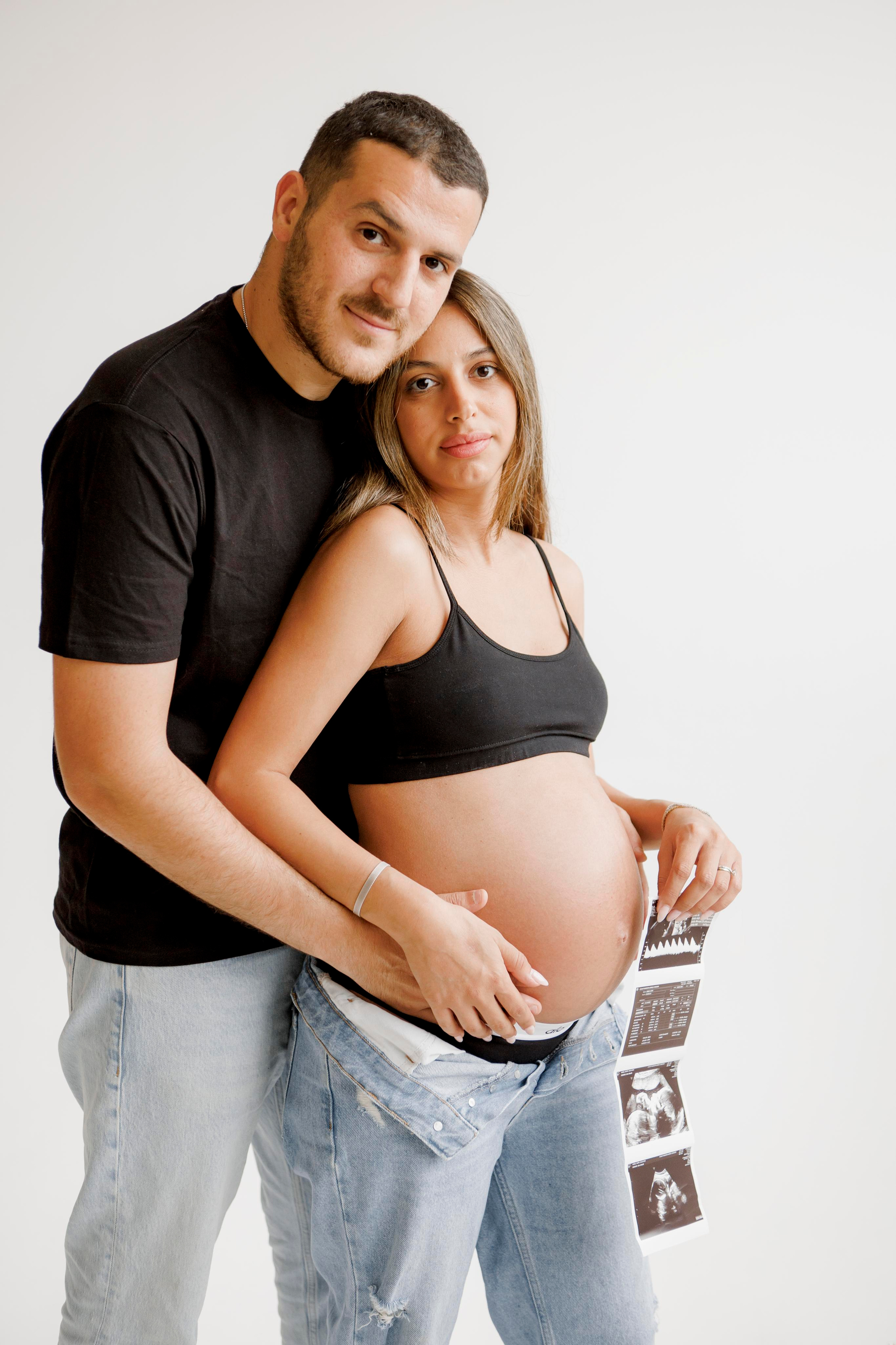 Pregnancy photoshoot inside the White studio. Главная