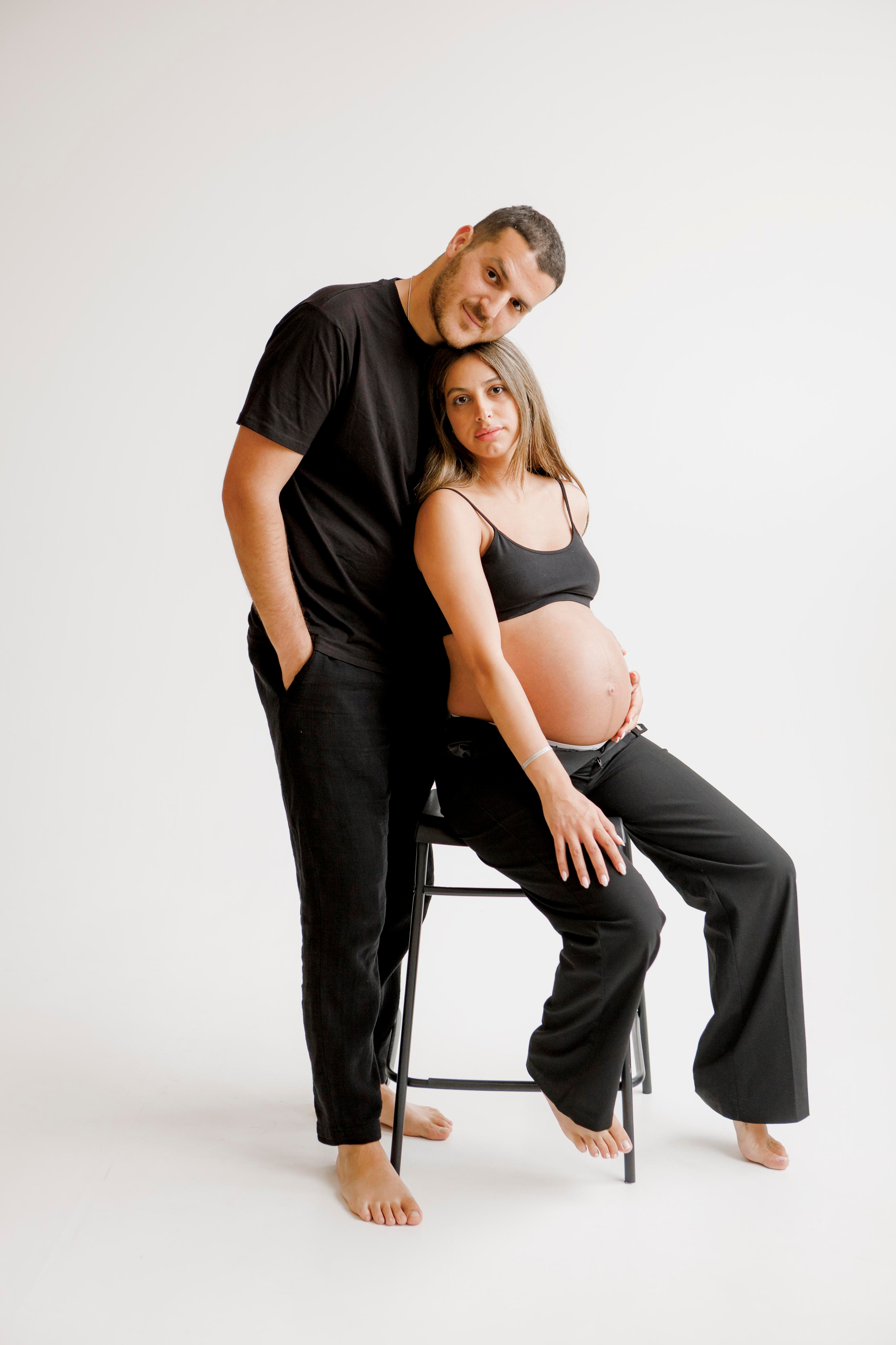 Pregnancy photoshoot inside the White studio. Главная