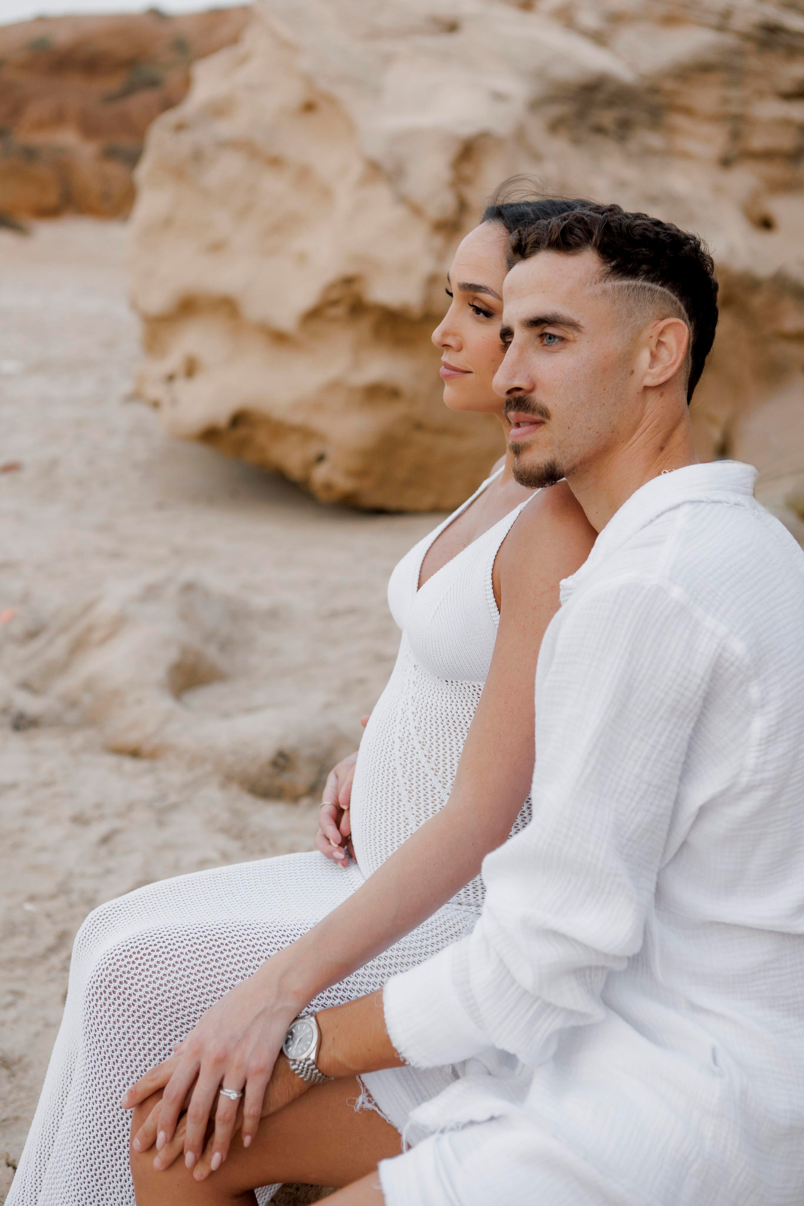 Pregnancy photoshoot near the sea. Главная