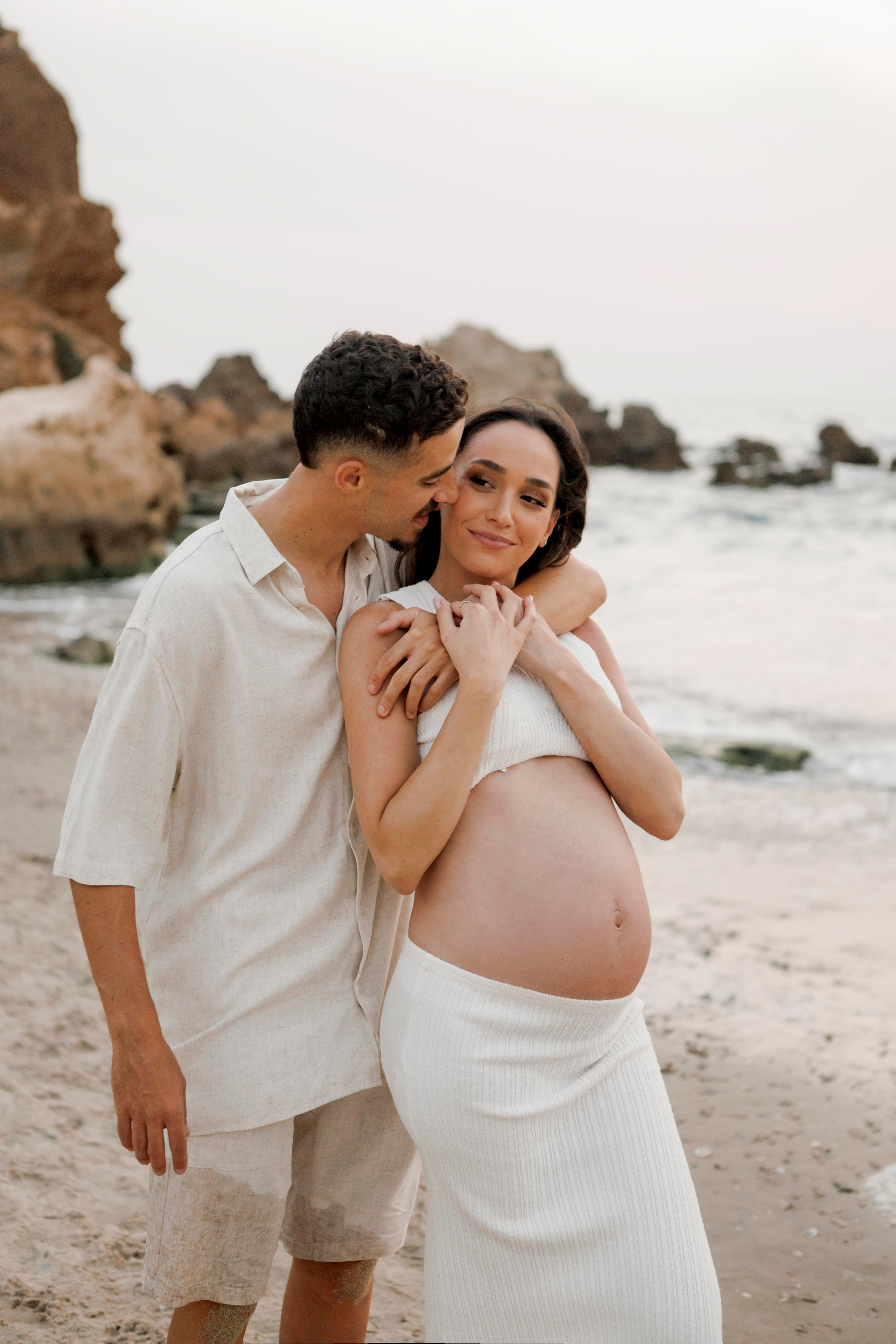 Pregnancy photoshoot near the sea. Главная