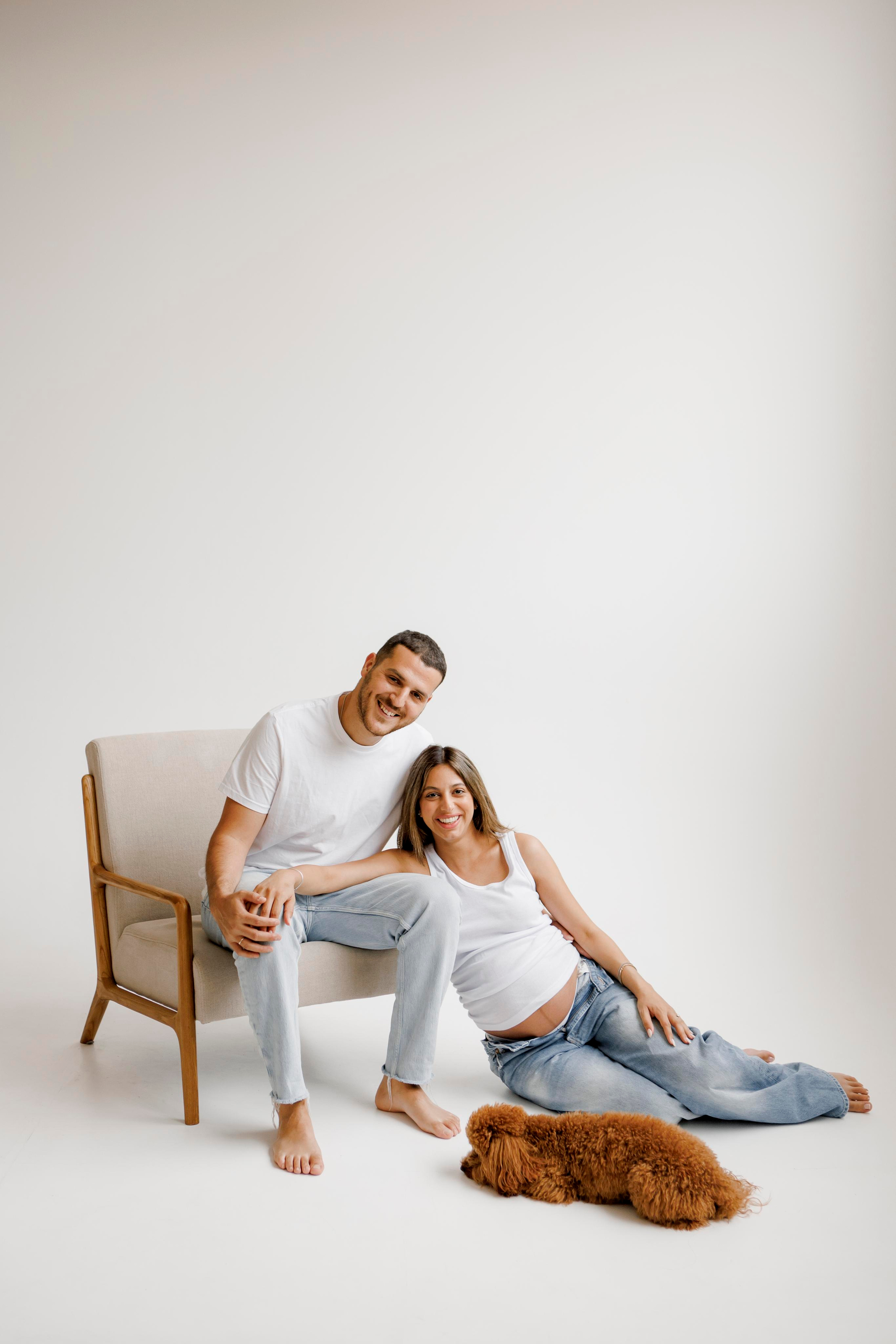 Pregnancy photoshoot inside the White studio. Главная