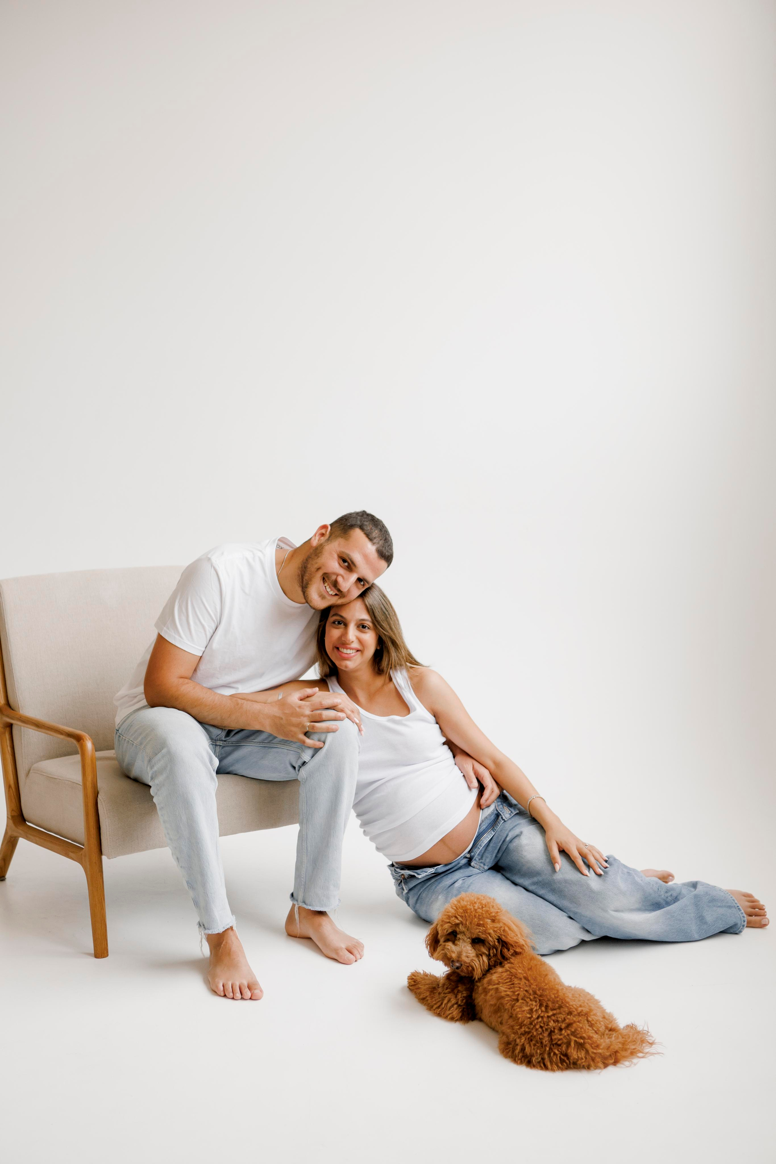 Pregnancy photoshoot inside the White studio. Главная