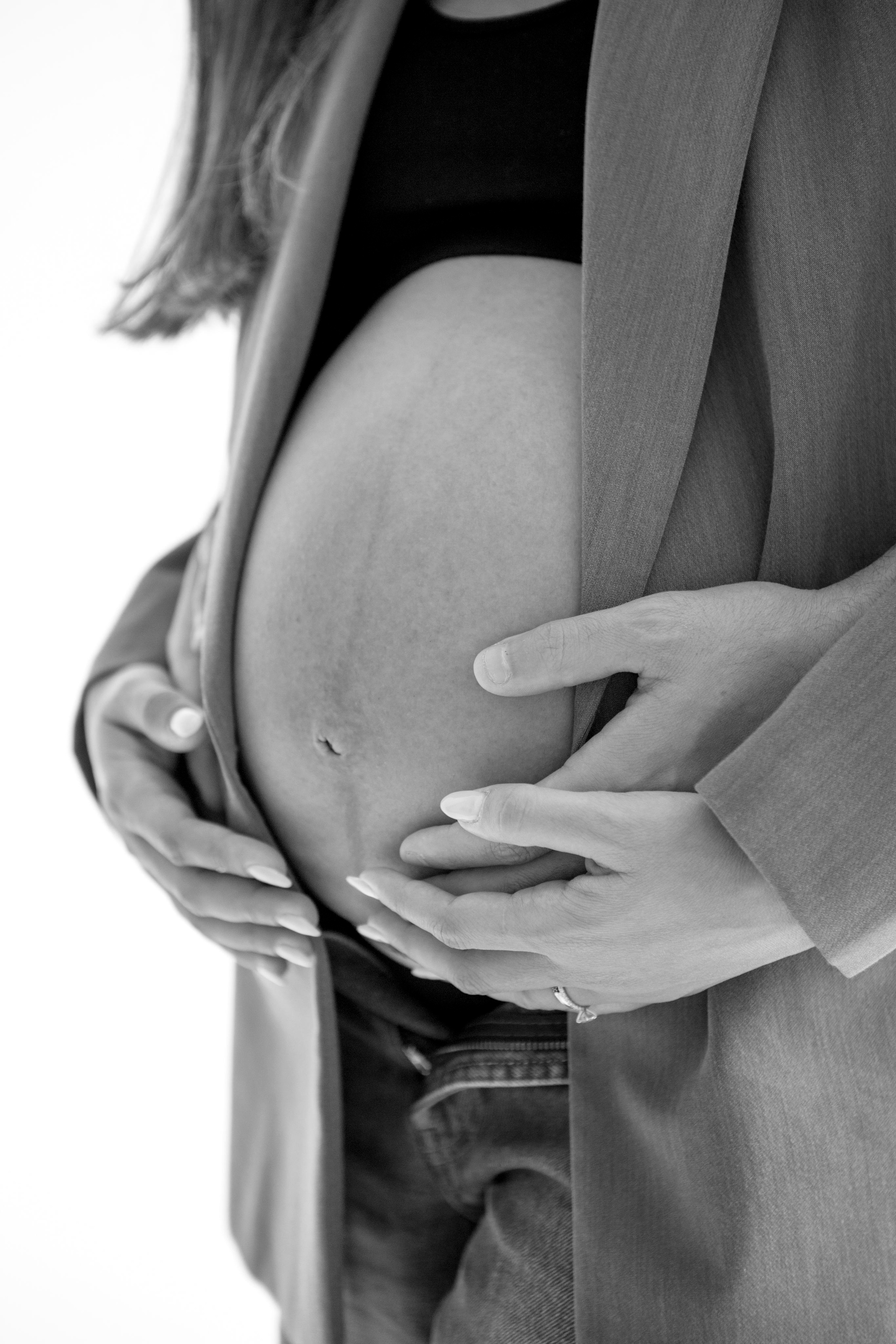 Pregnancy photoshoot inside the White studio. Главная